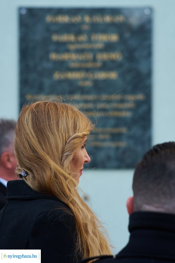 Emléktábla nyíregyházi roma közéleti értelmiségek emlékére