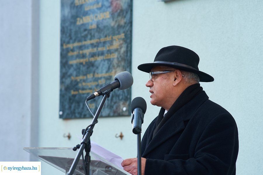 Emléktábla nyíregyházi roma közéleti értelmiségek emlékére