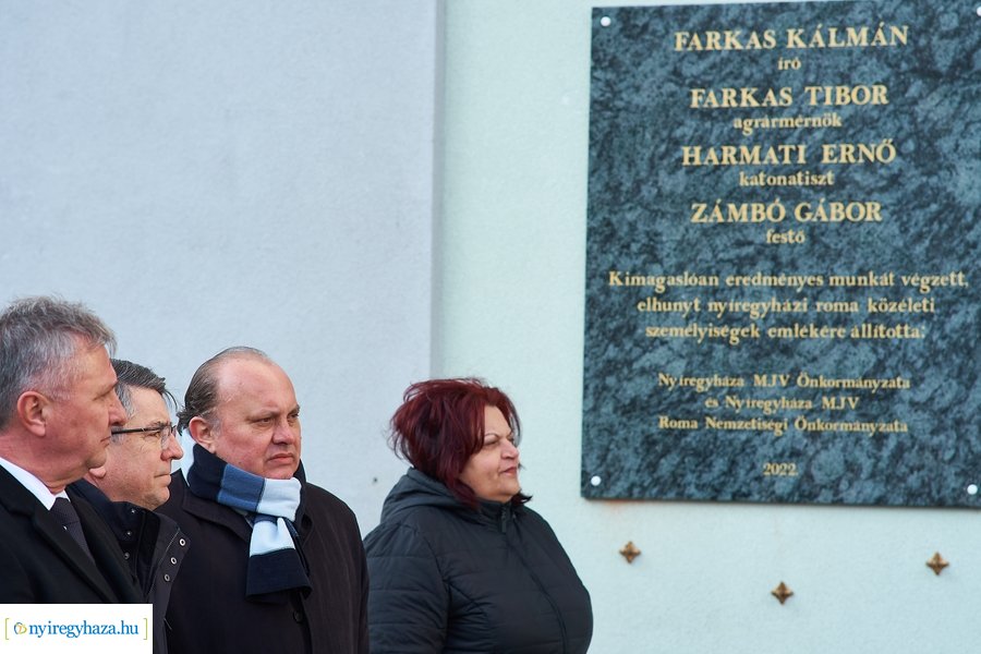 Emléktábla nyíregyházi roma közéleti értelmiségek emlékére