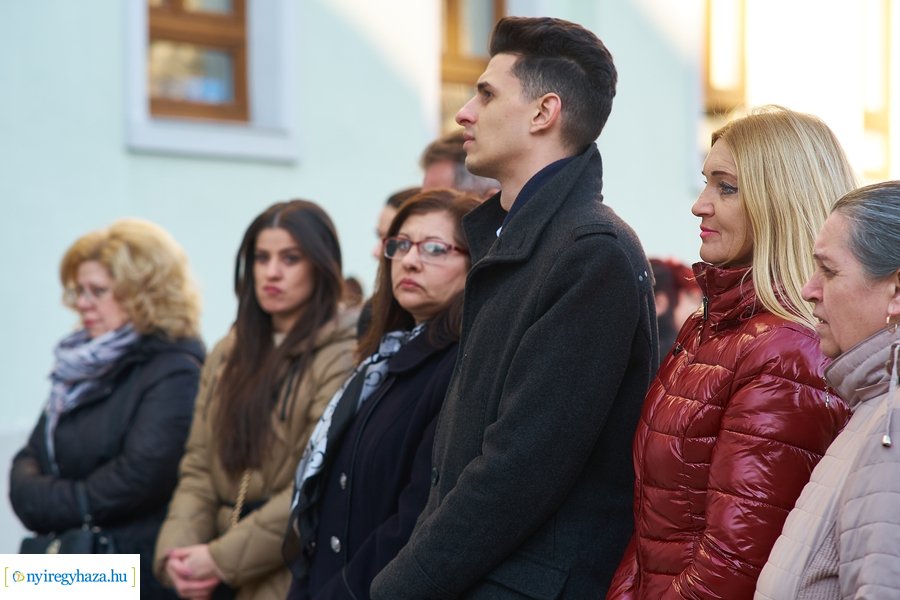 Emléktábla nyíregyházi roma közéleti értelmiségek emlékére