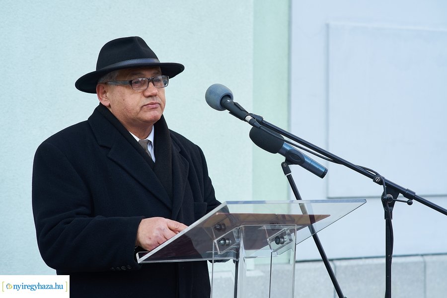 Emléktábla nyíregyházi roma közéleti értelmiségek emlékére