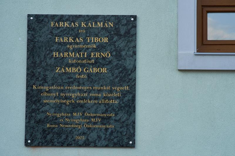 Emléktábla nyíregyházi roma közéleti értelmiségek emlékére