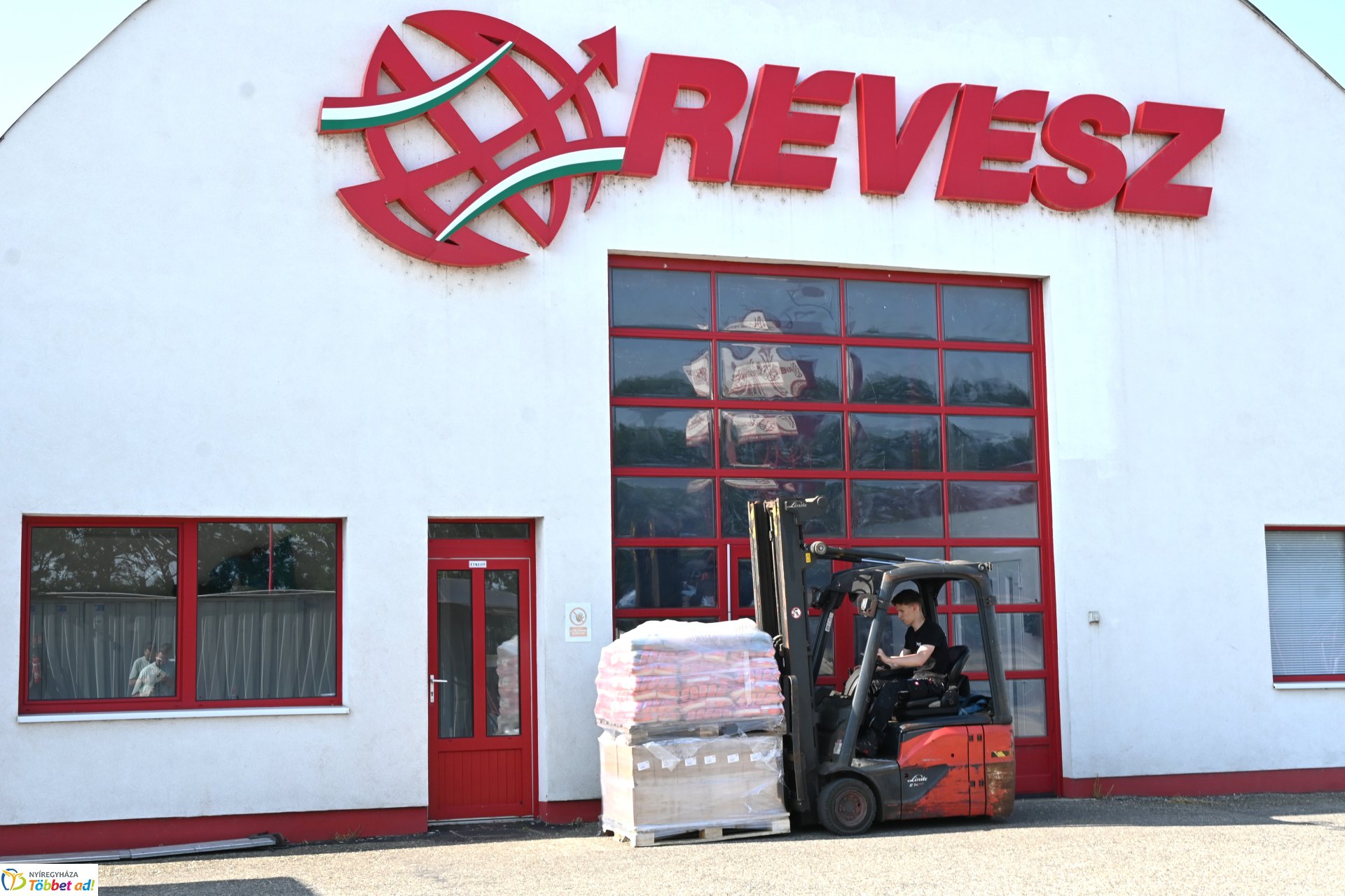 Erdélybe indult adomány a Révész Cégcsoporttól