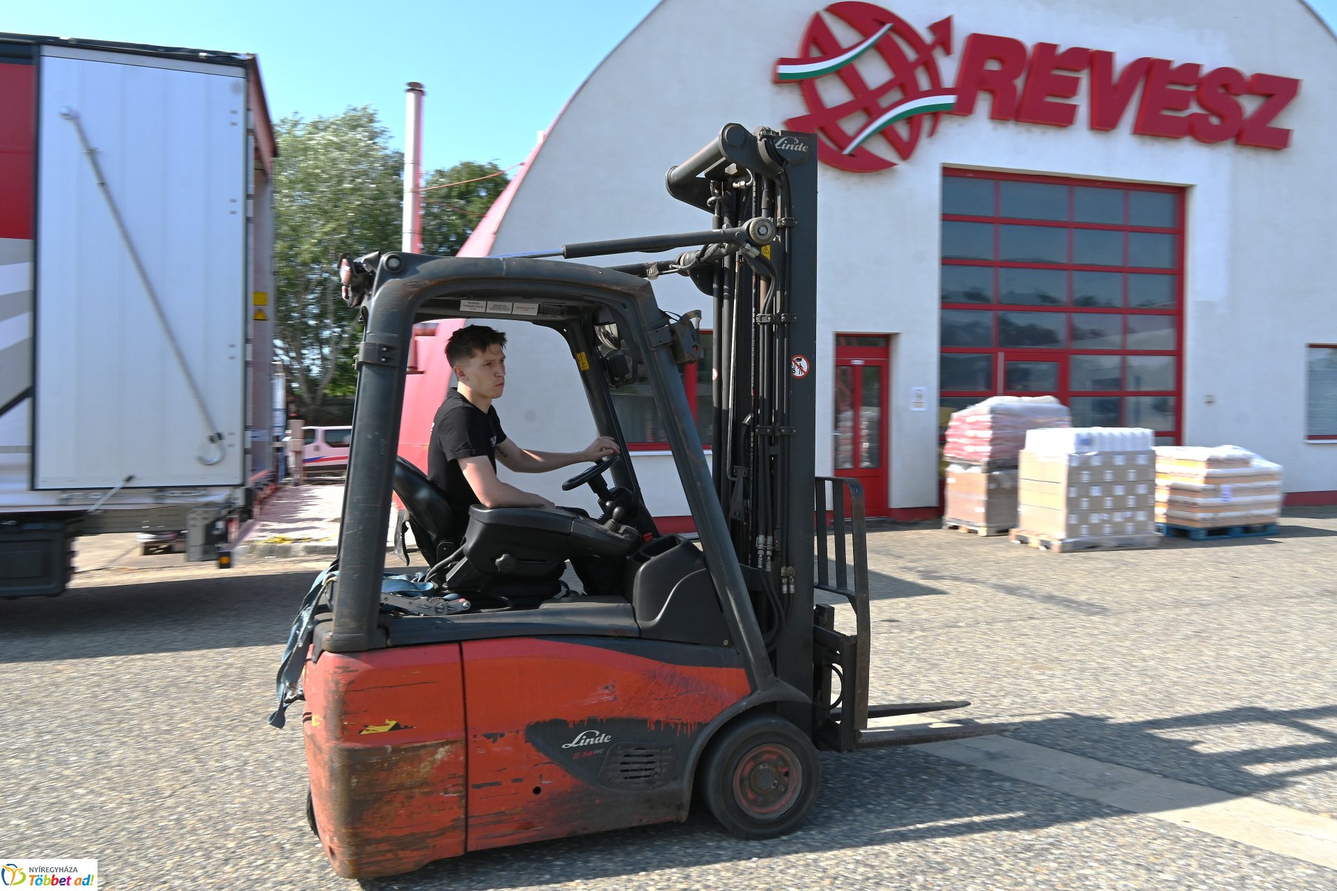 Erdélybe indult adomány a Révész Cégcsoporttól