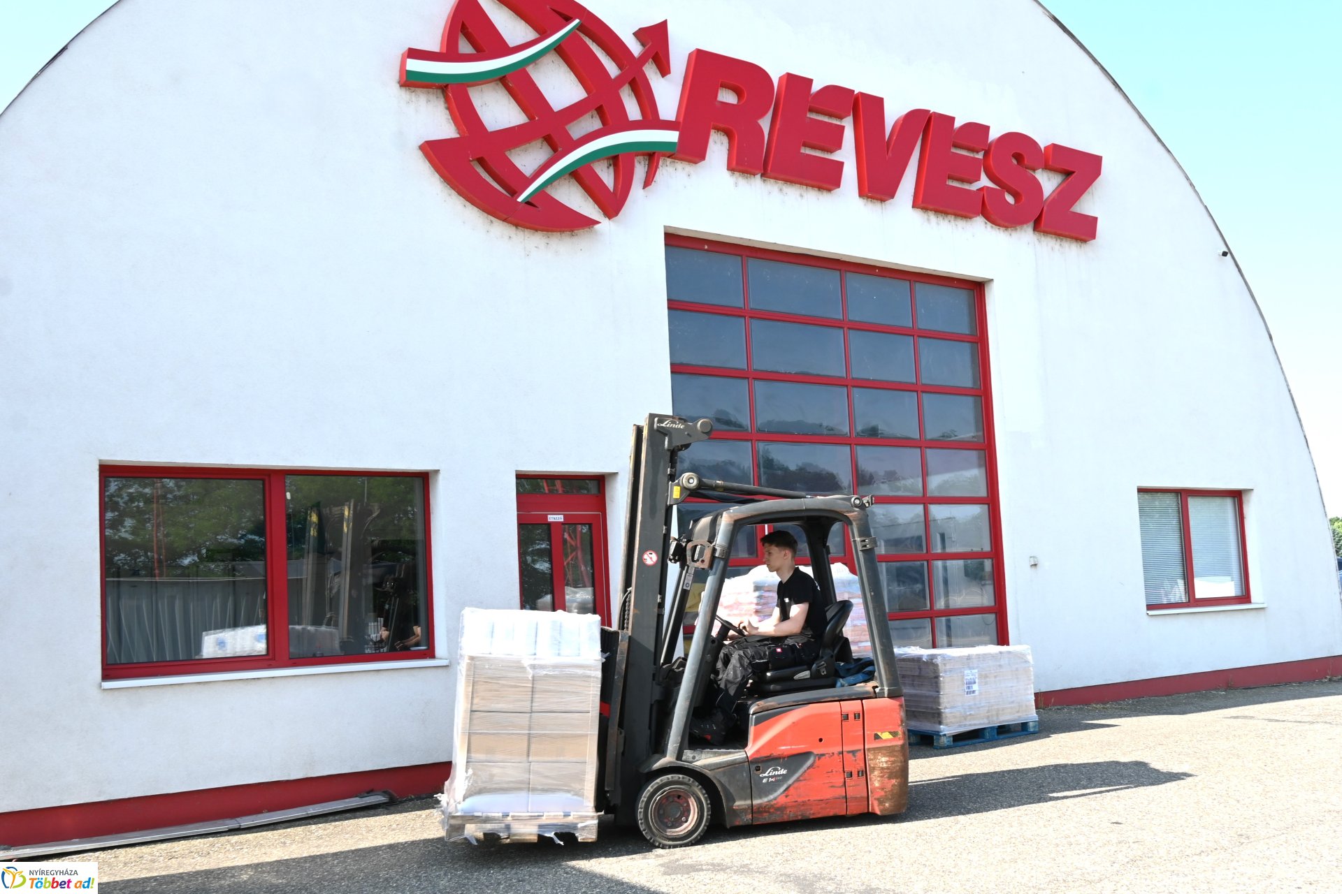 Erdélybe indult adomány a Révész Cégcsoporttól