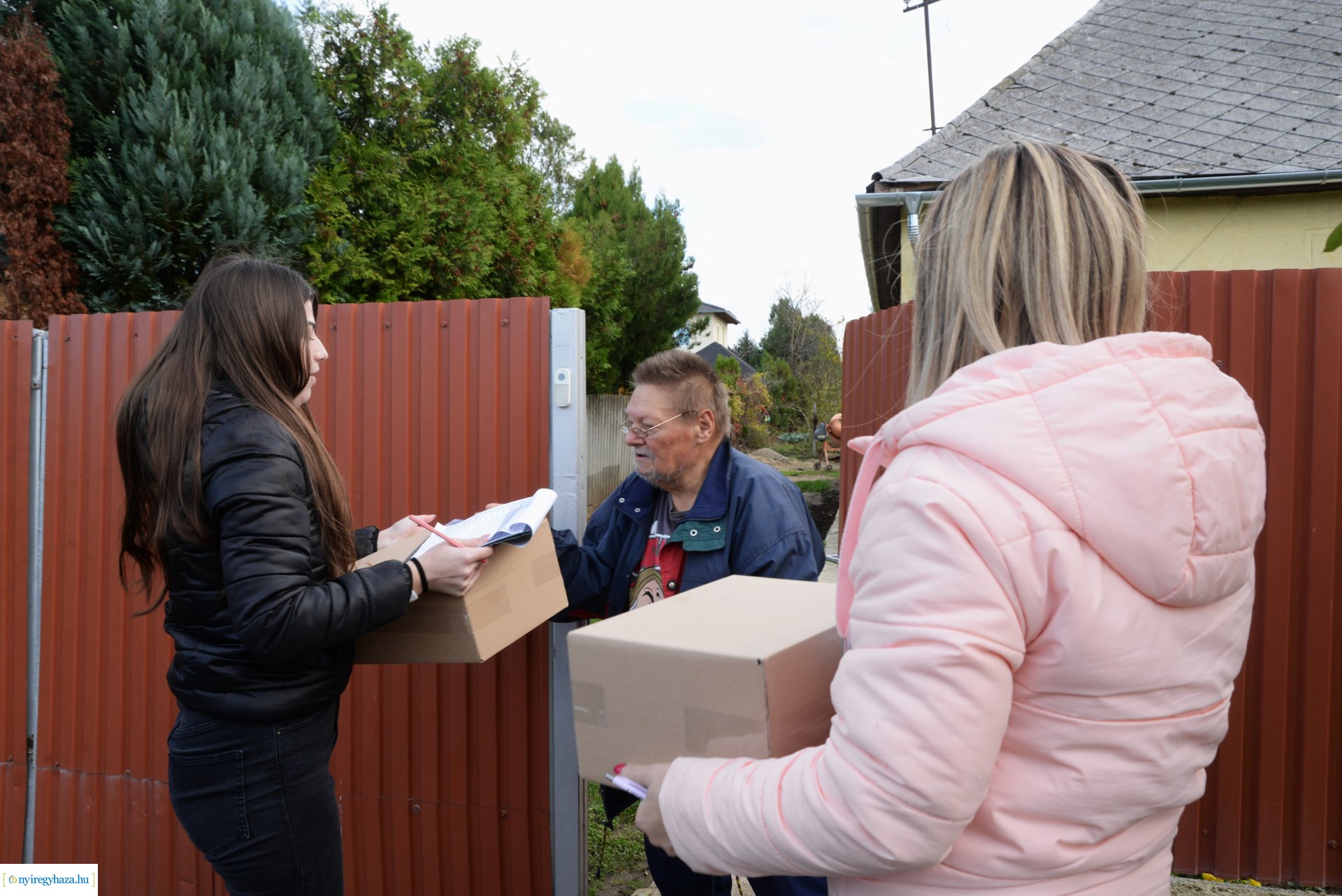 Érkeznek a karácsonyi csomagok a nyugdíjasok részére