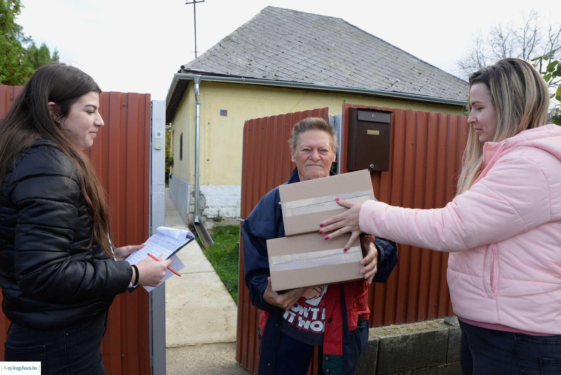 Érkeznek a karácsonyi csomagok a nyugdíjasok részére
