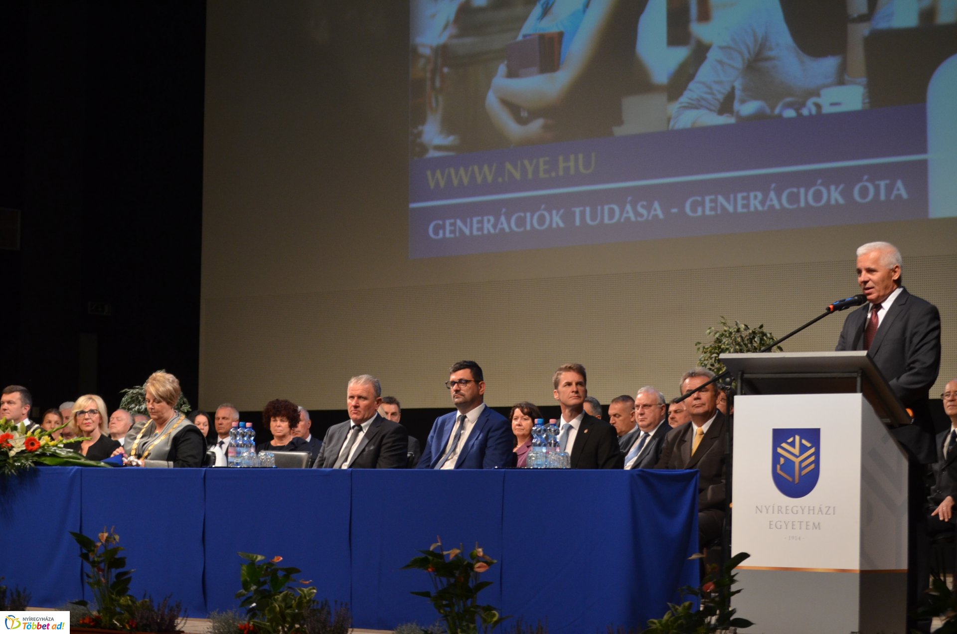 Eskütétel és jubileumi diplomások az egyetem tanévnyitóján