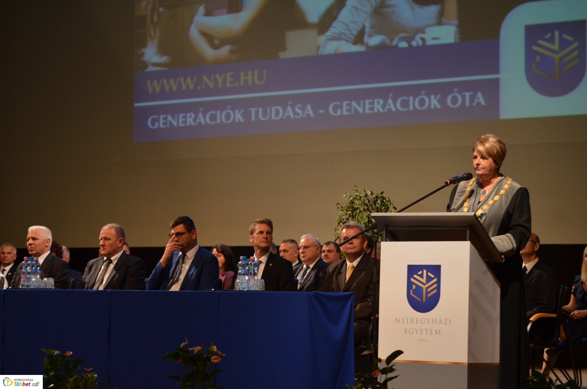 Eskütétel és jubileumi diplomások az egyetem tanévnyitóján