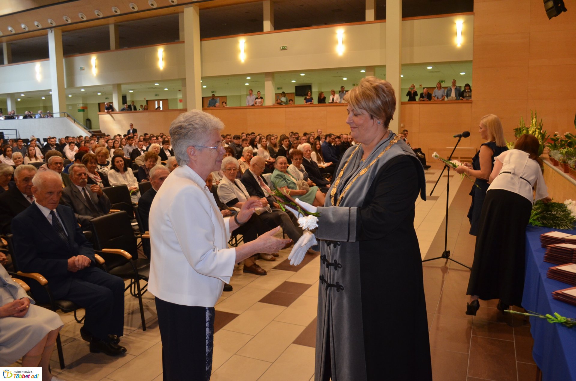 Eskütétel és jubileumi diplomások az egyetem tanévnyitóján