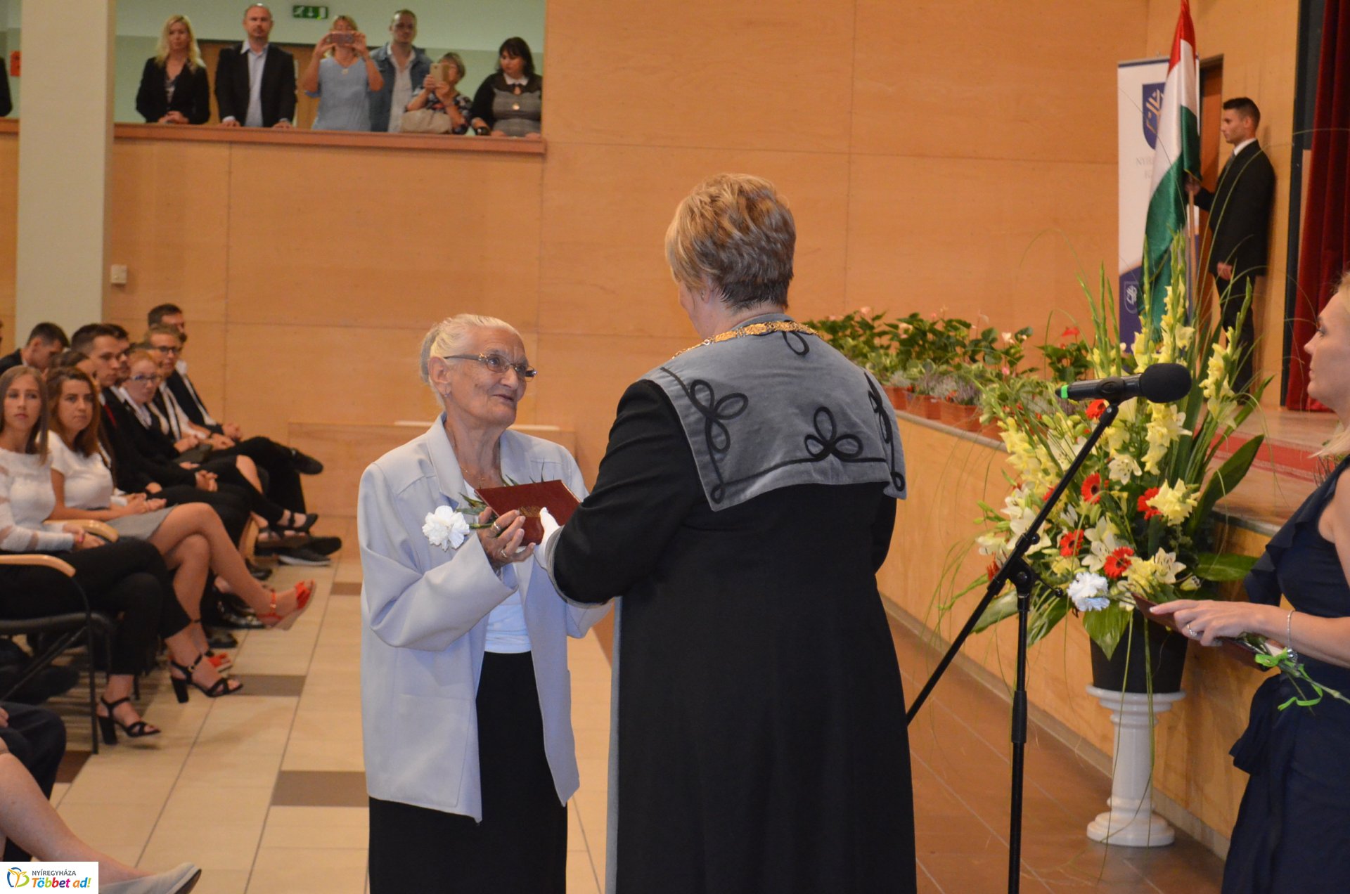 Eskütétel és jubileumi diplomások az egyetem tanévnyitóján