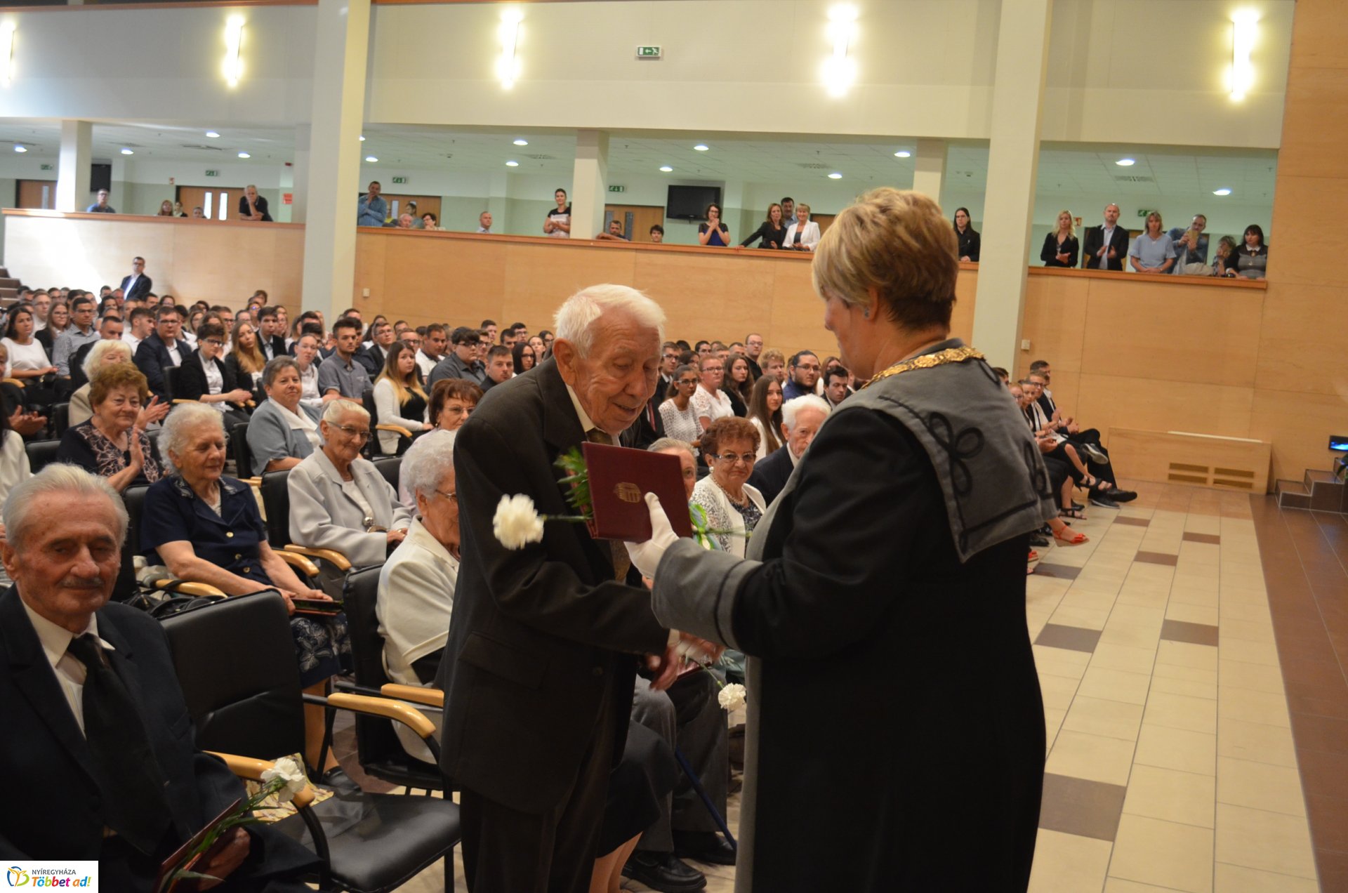 Eskütétel és jubileumi diplomások az egyetem tanévnyitóján