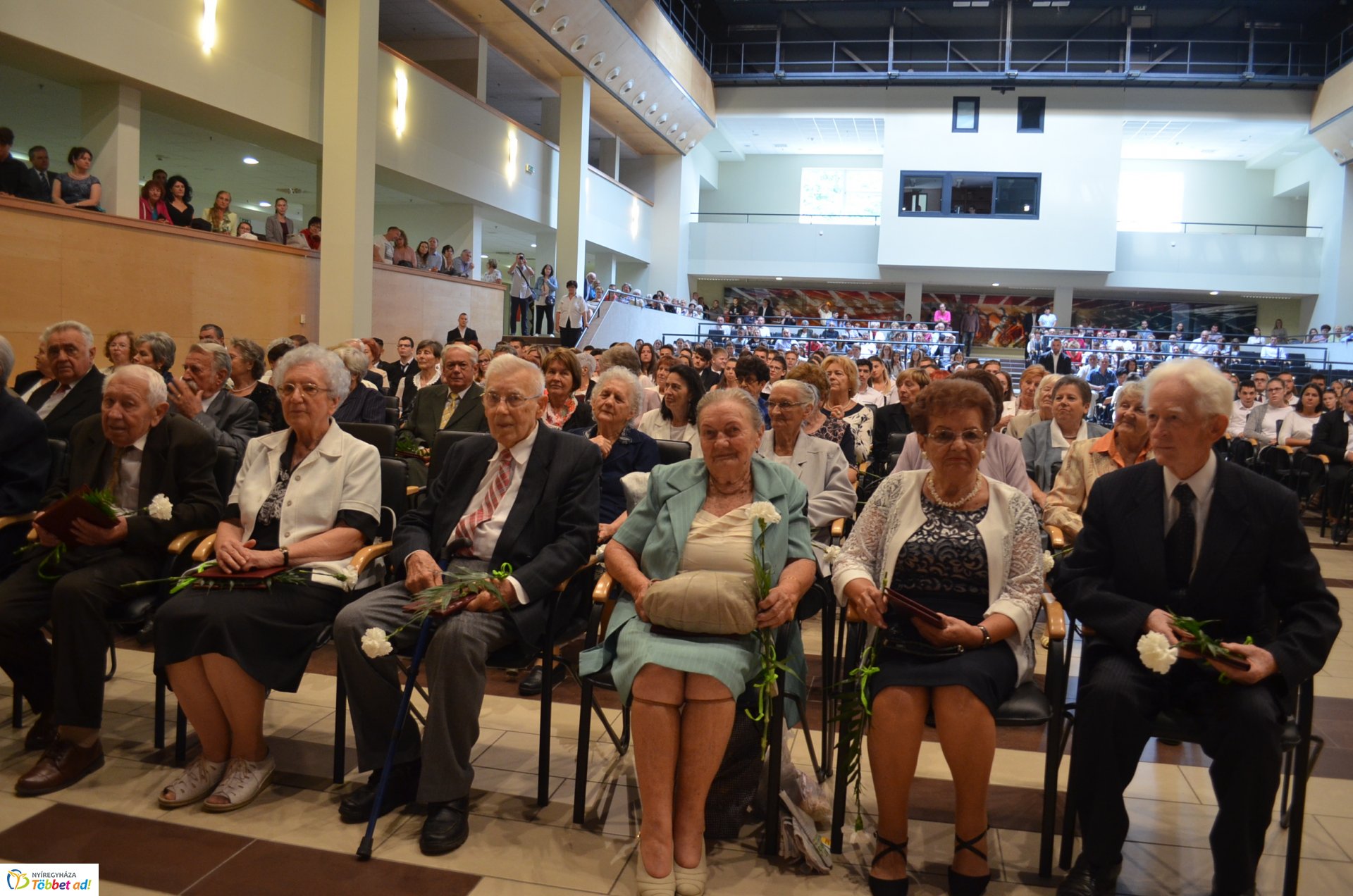 Eskütétel és jubileumi diplomások az egyetem tanévnyitóján