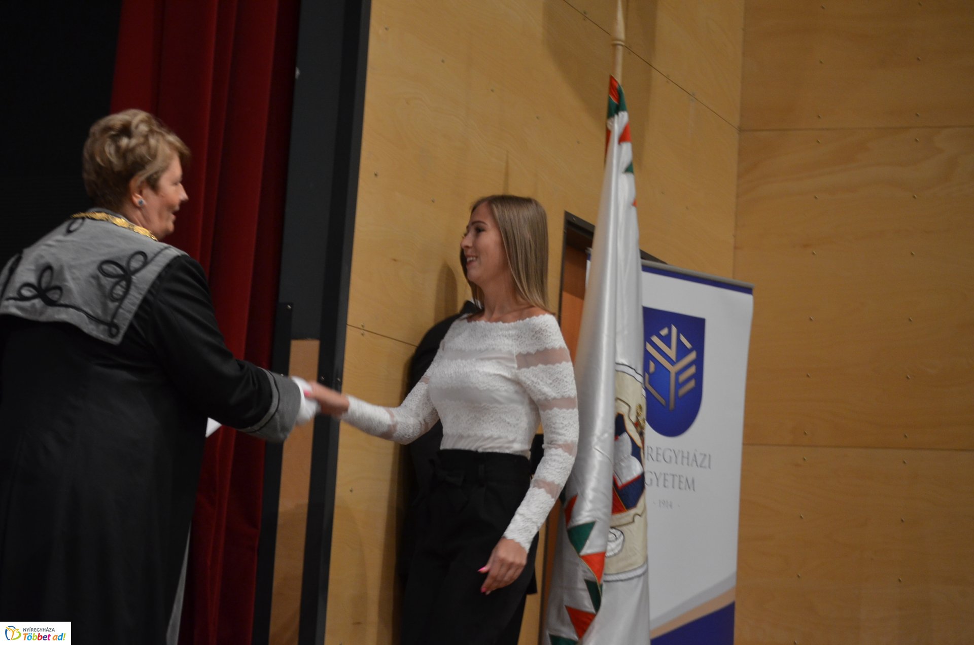 Eskütétel és jubileumi diplomások az egyetem tanévnyitóján