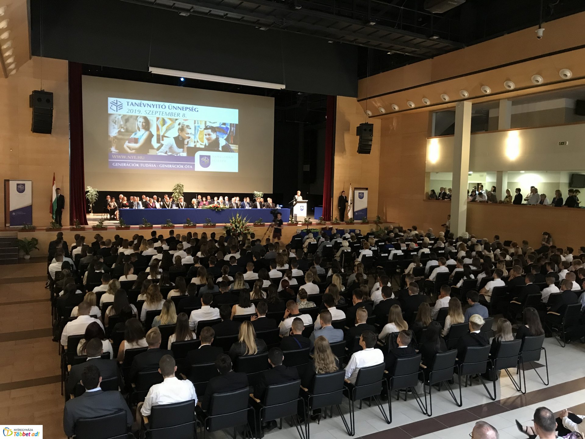 Eskütétel és jubileumi diplomások az egyetem tanévnyitóján