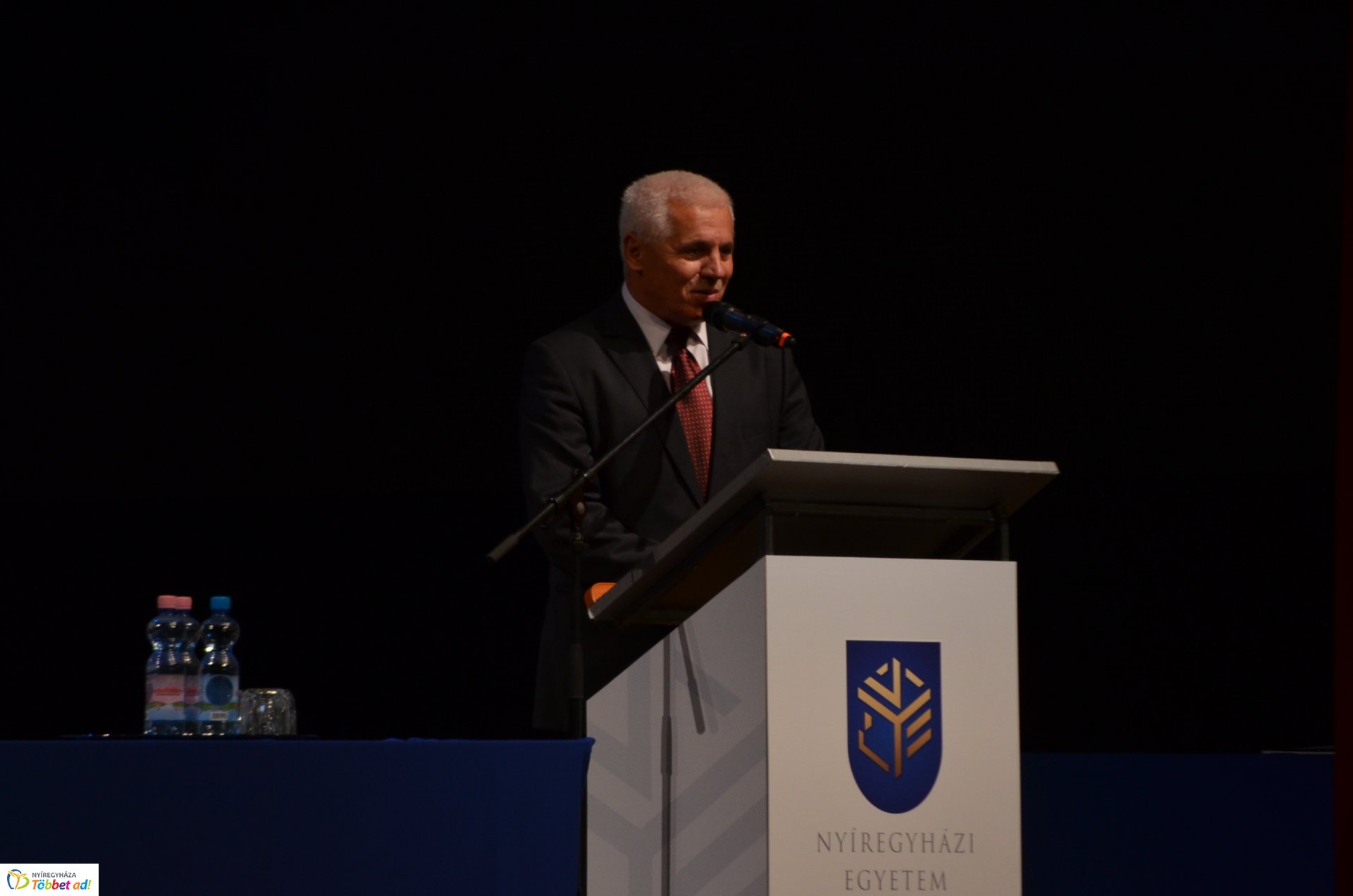 Eskütétel és jubileumi diplomások az egyetem tanévnyitóján