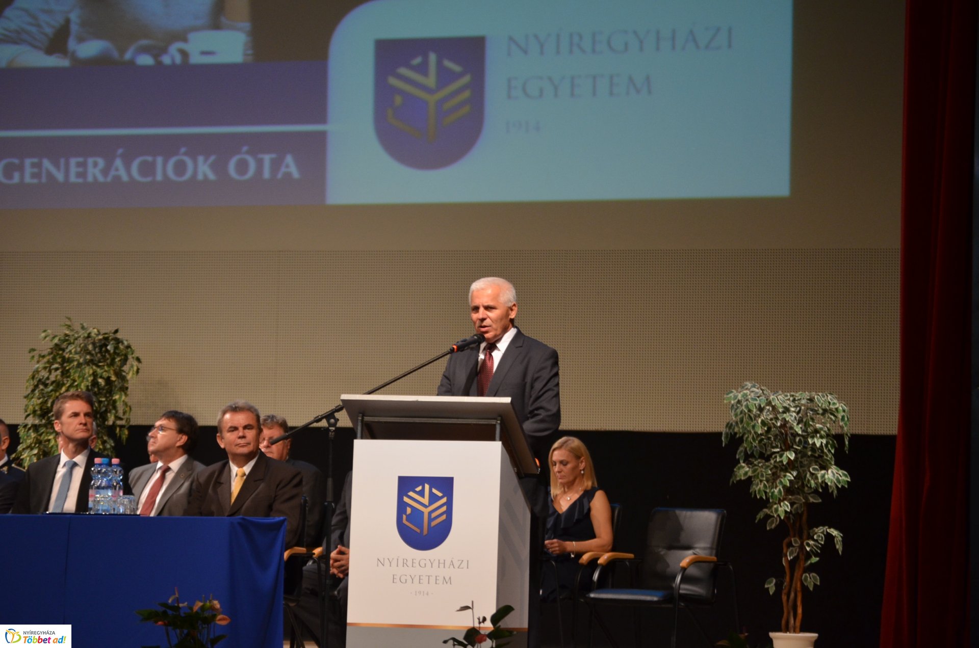 Eskütétel és jubileumi diplomások az egyetem tanévnyitóján