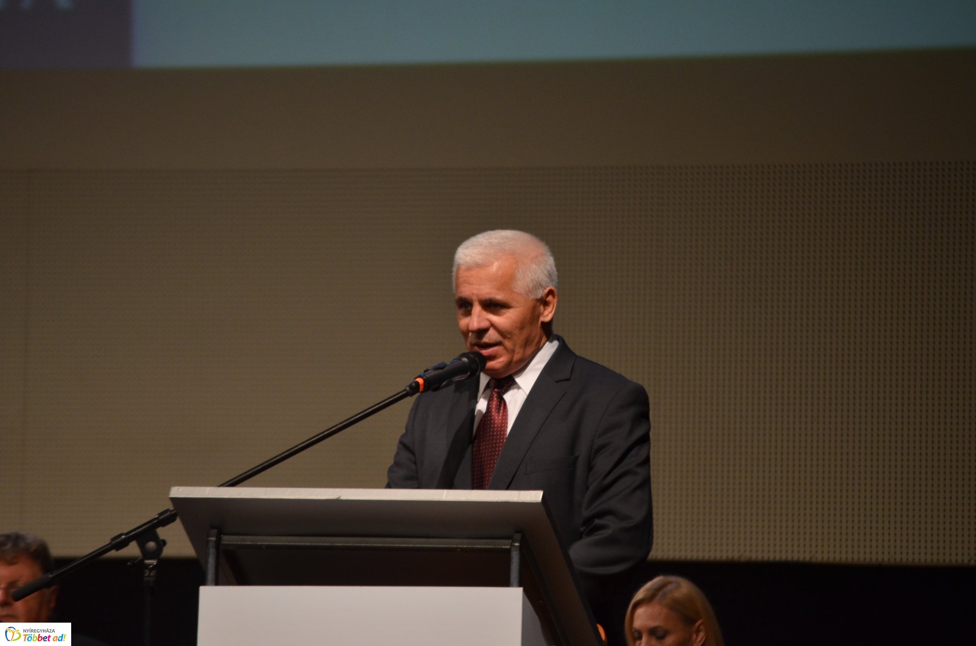 Eskütétel és jubileumi diplomások az egyetem tanévnyitóján