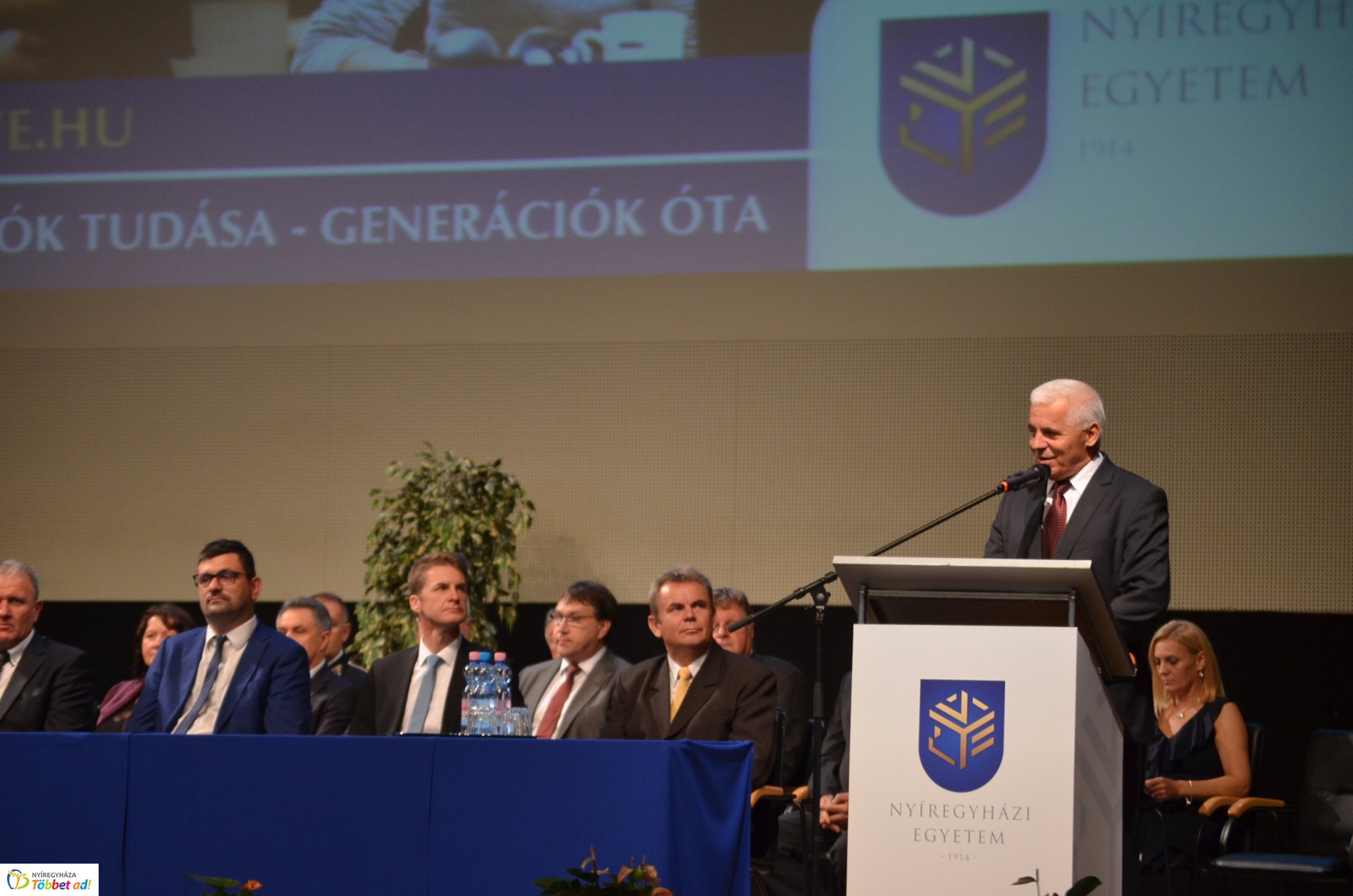 Eskütétel és jubileumi diplomások az egyetem tanévnyitóján