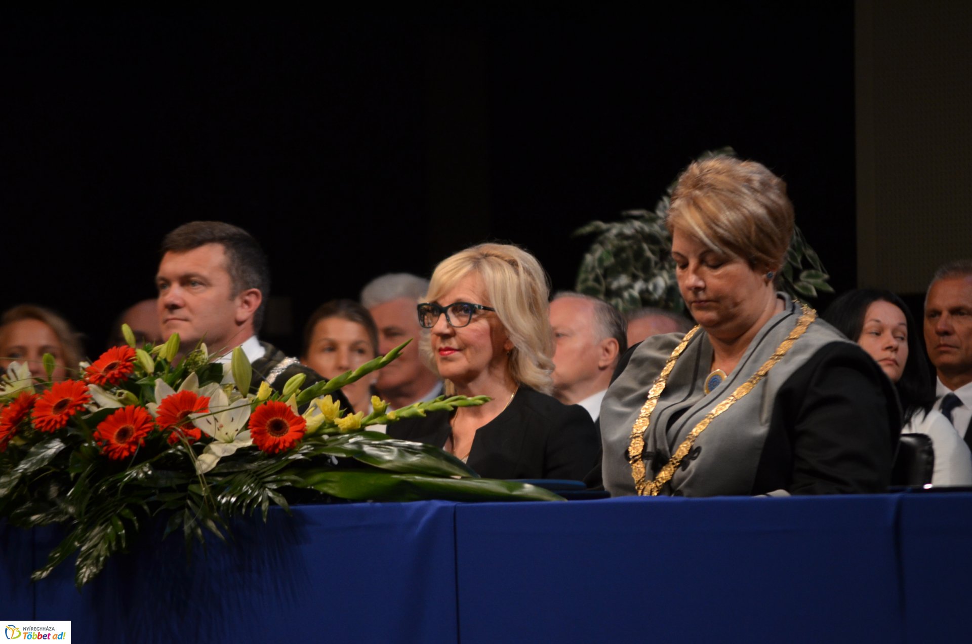 Eskütétel és jubileumi diplomások az egyetem tanévnyitóján