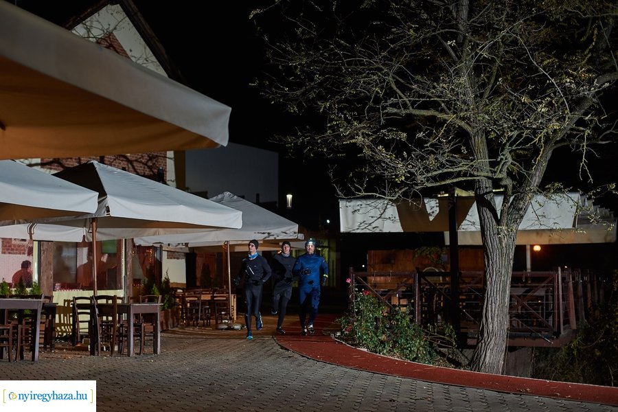 Esti futás a sóstói rekortánon