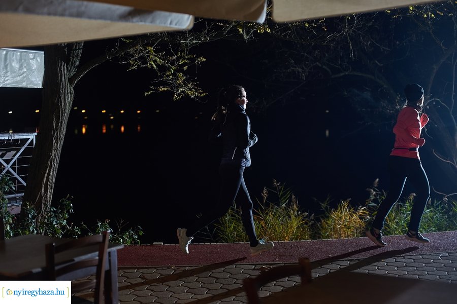 Esti futás a sóstói rekortánon