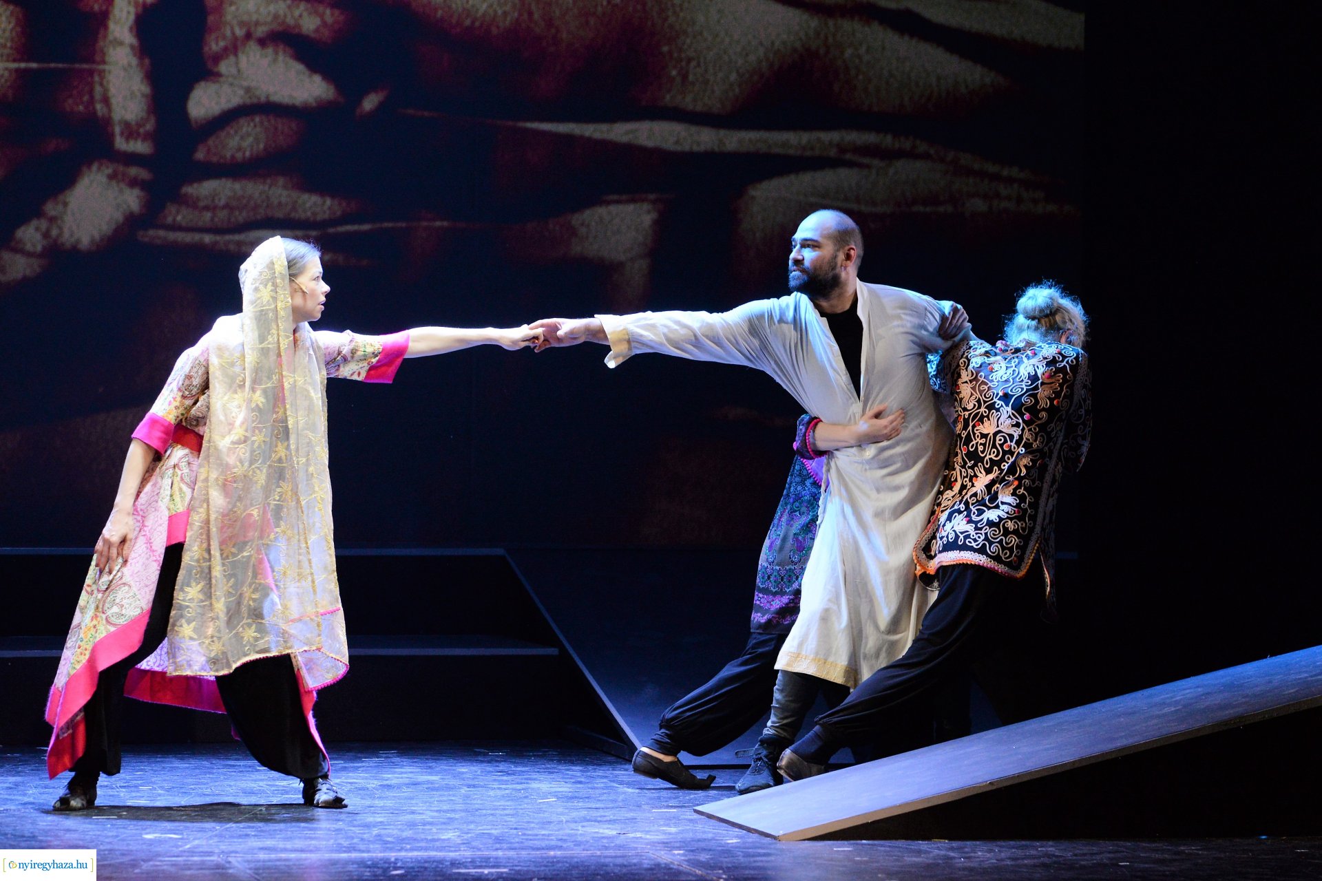 Ezeregyéjszaka a nagyszínpadon