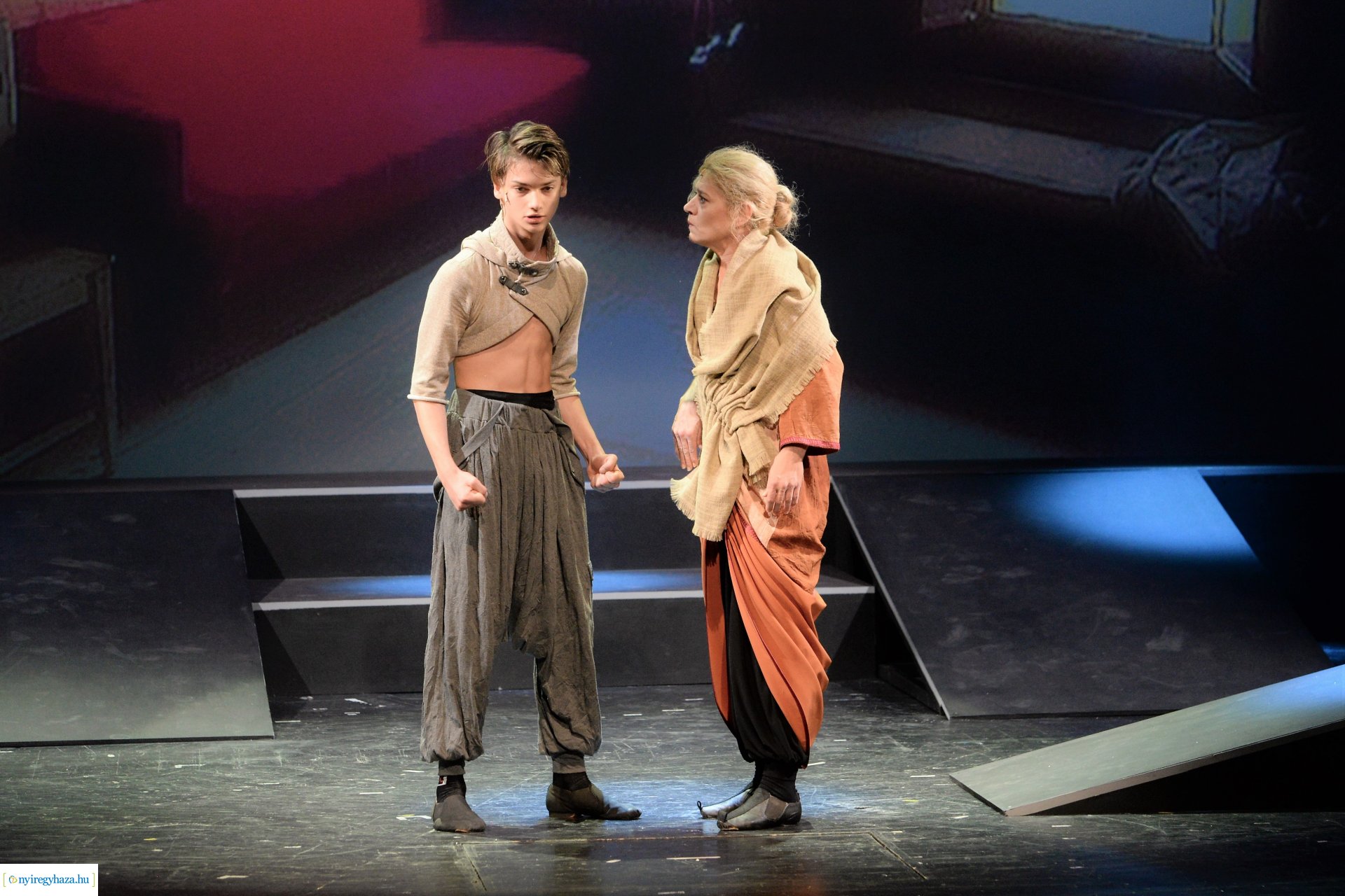 Ezeregyéjszaka a nagyszínpadon