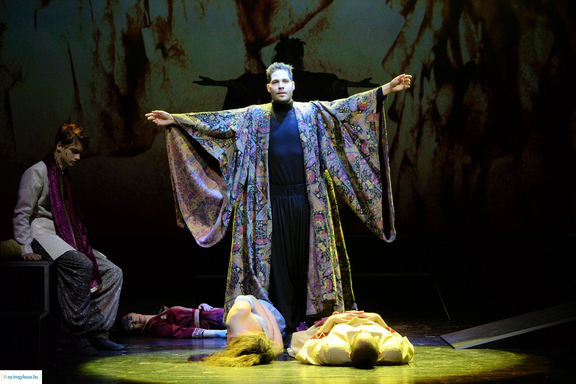 Ezeregyéjszaka a nagyszínpadon