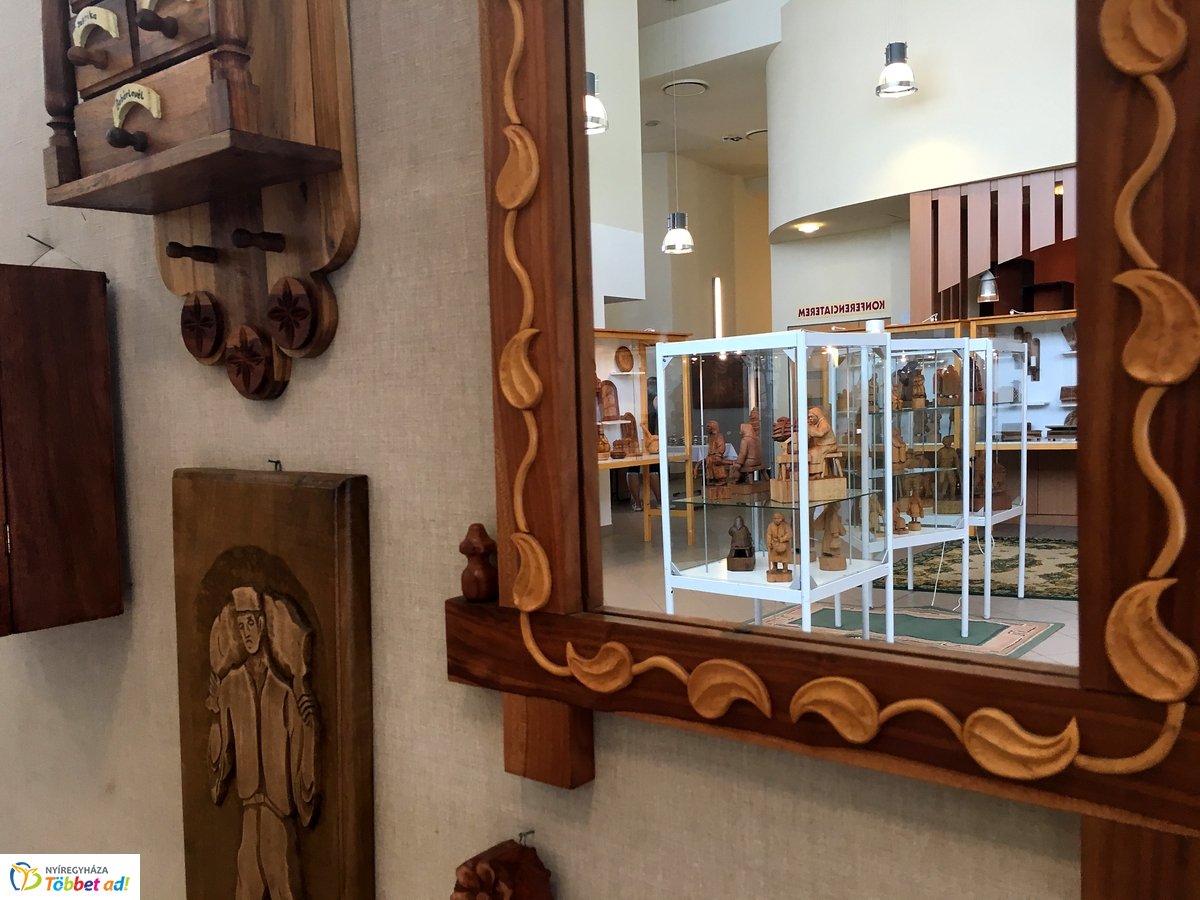 Fafaragások a könyvtárban