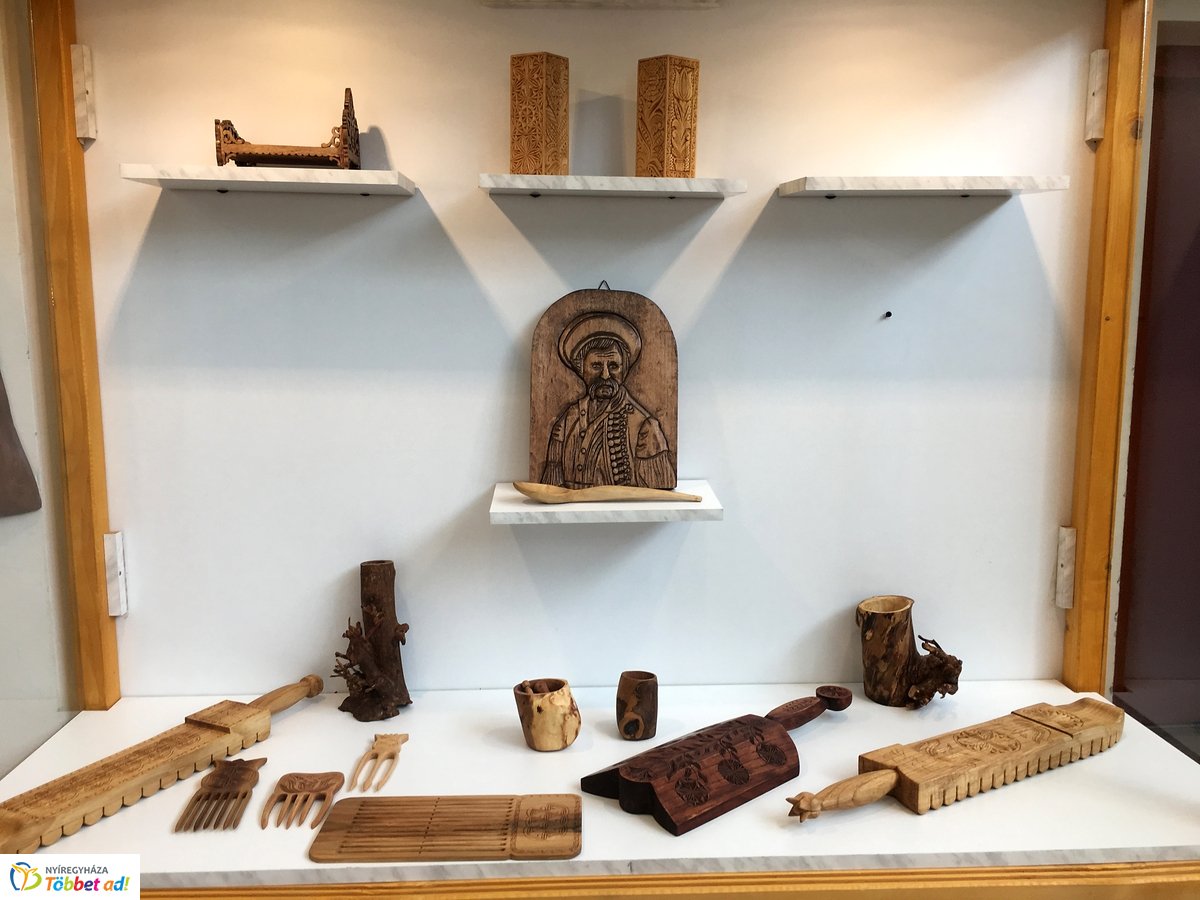 Fafaragások a könyvtárban