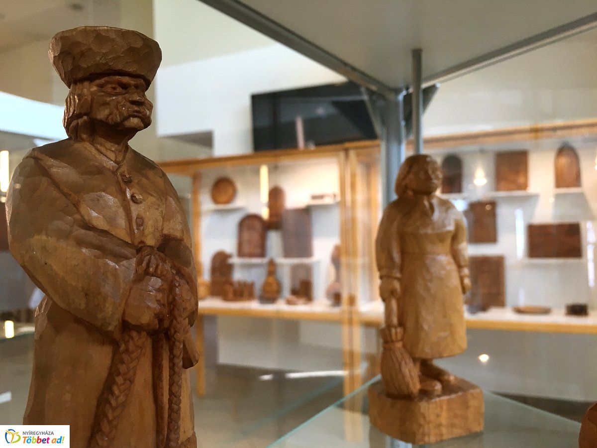 Fafaragások a könyvtárban