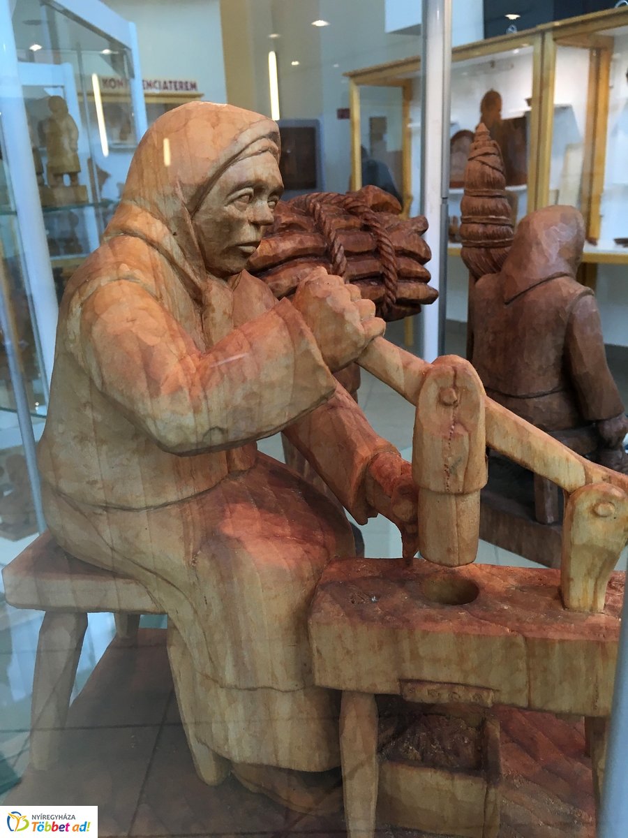 Fafaragások a könyvtárban