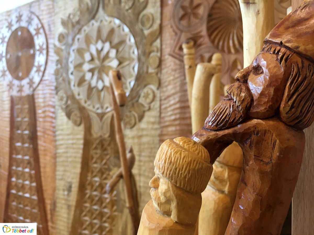 Fafaragások a könyvtárban