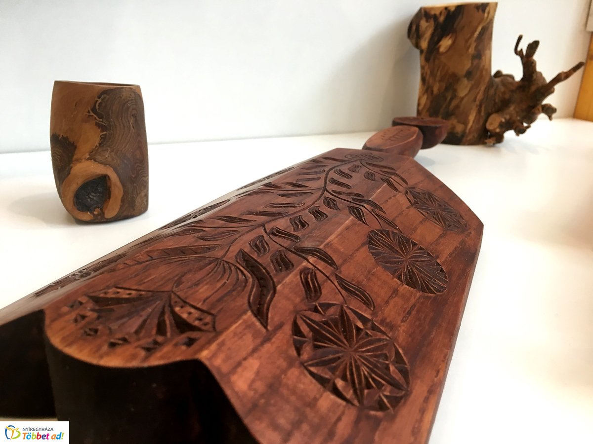 Fafaragások a könyvtárban