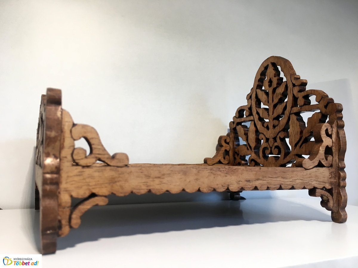 Fafaragások a könyvtárban