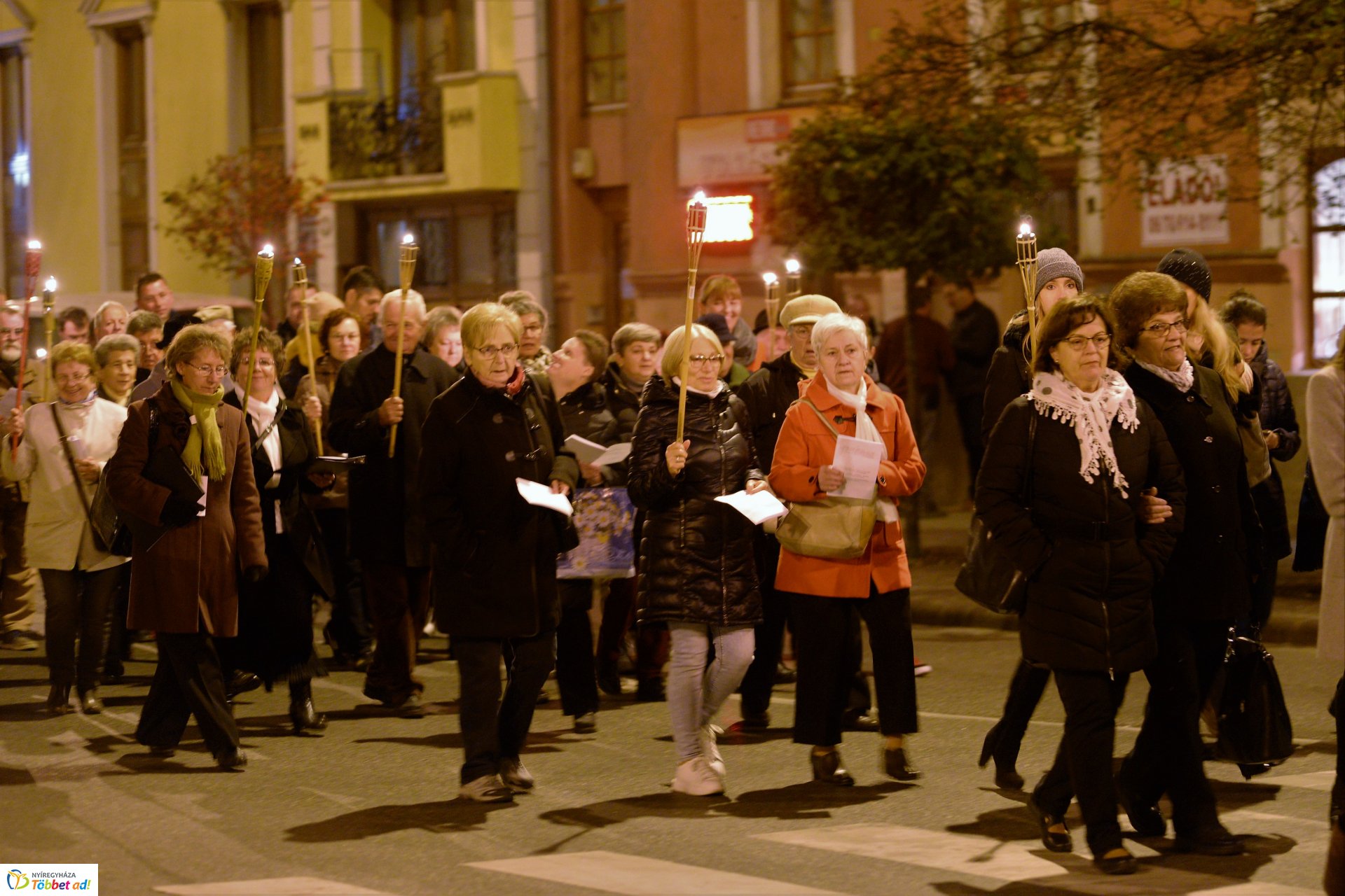 Fáklyás felvonulás Nyíregyháza belvárosában