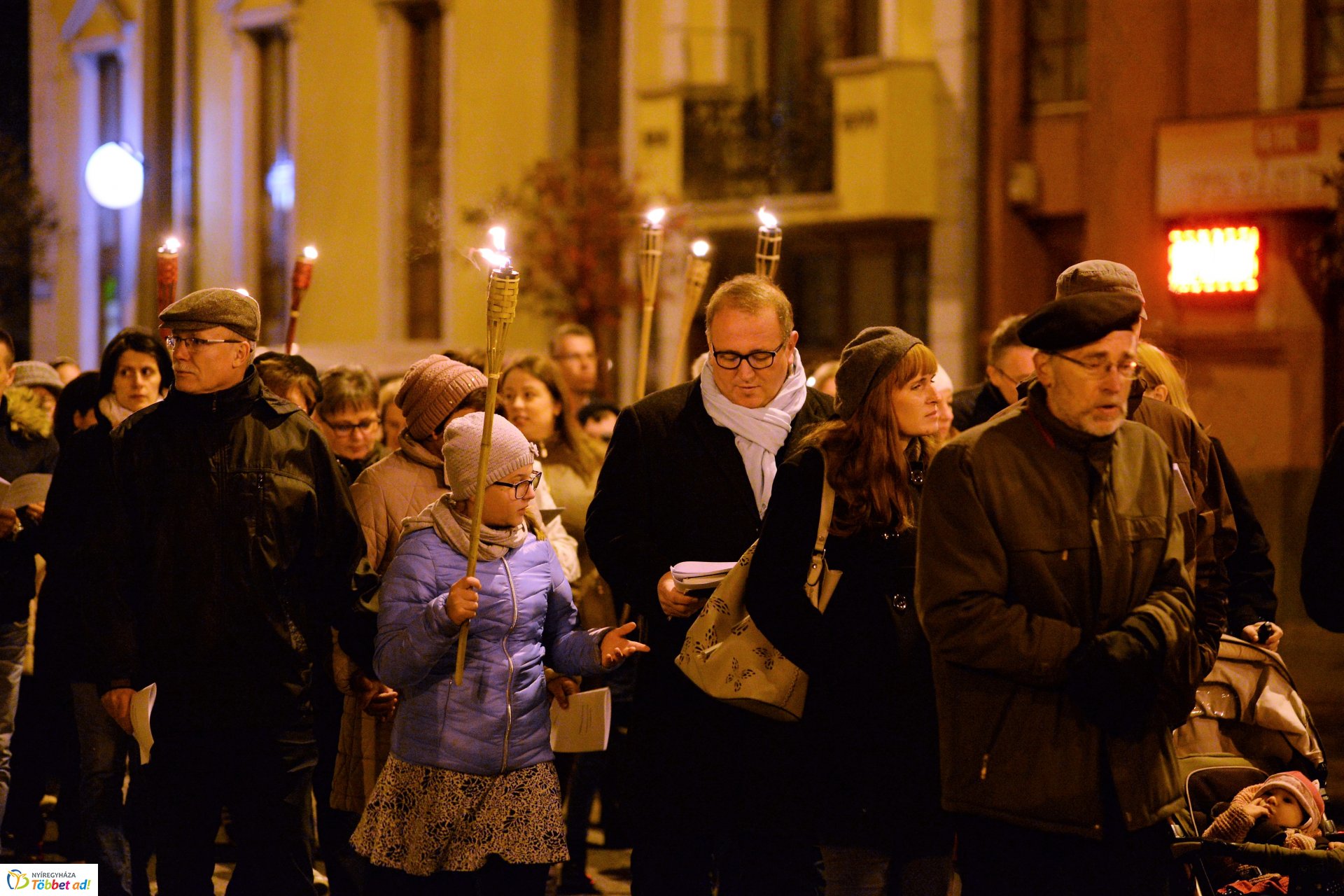 Fáklyás felvonulás Nyíregyháza belvárosában