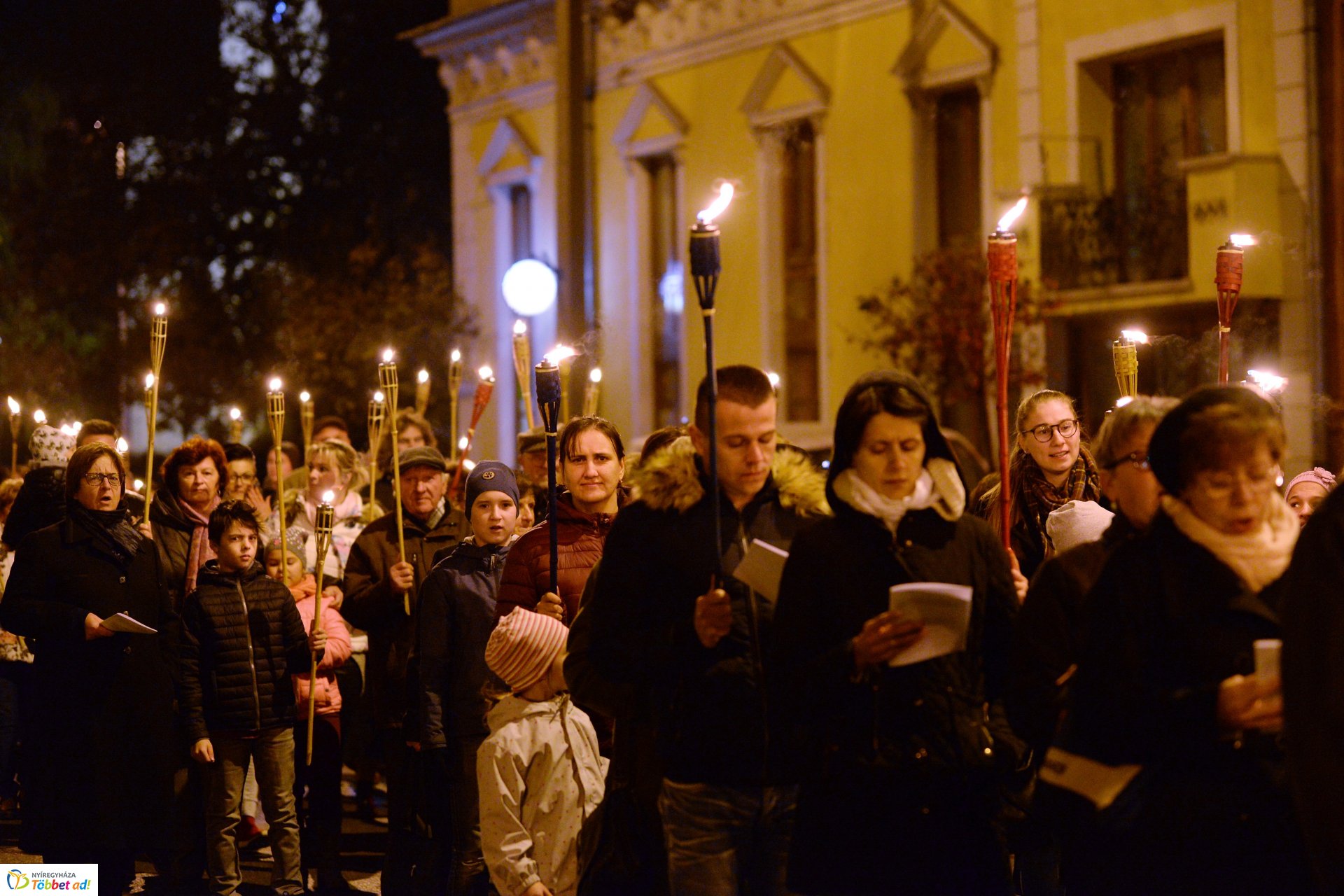 Fáklyás felvonulás Nyíregyháza belvárosában
