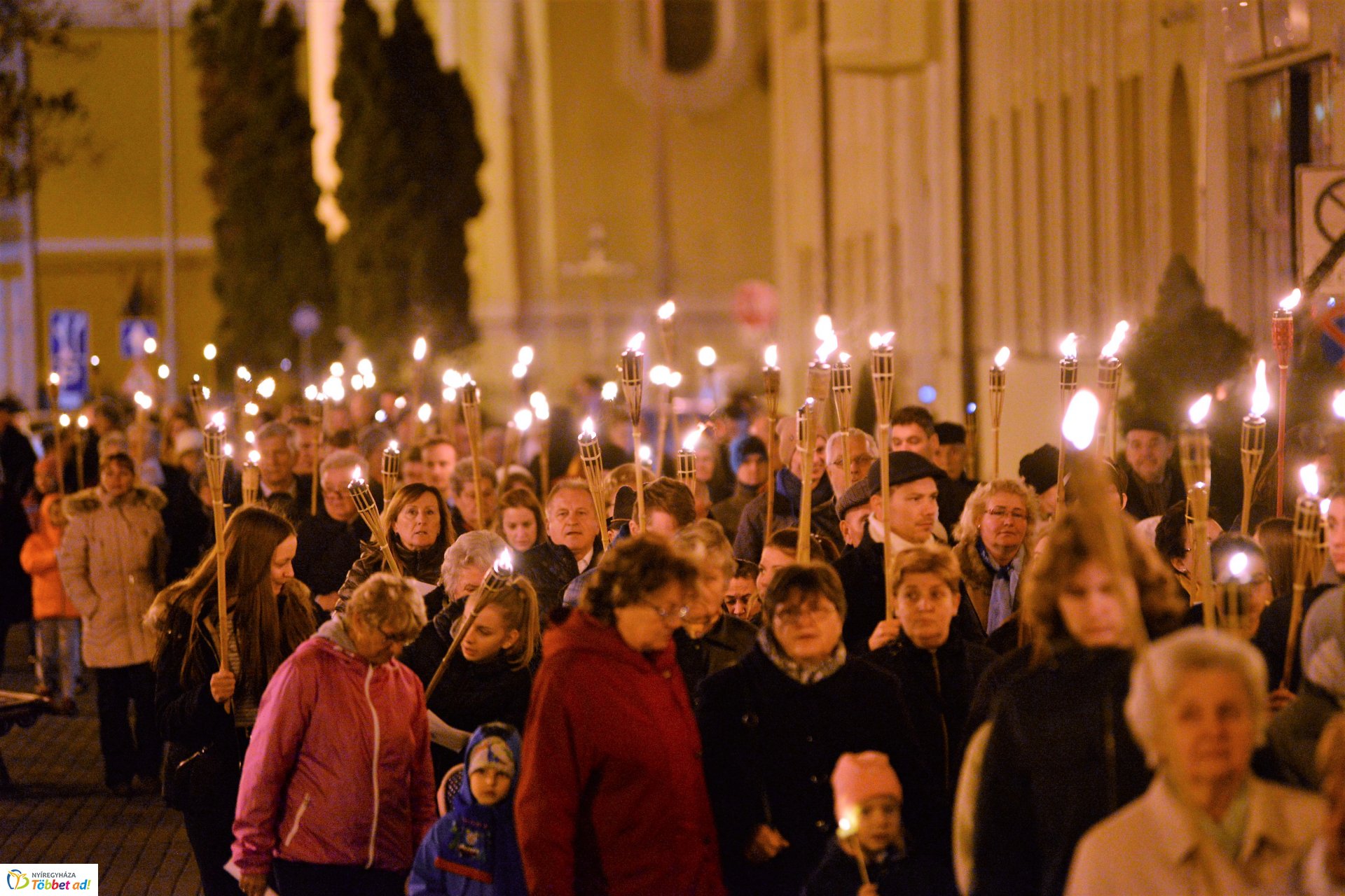 Fáklyás felvonulás Nyíregyháza belvárosában