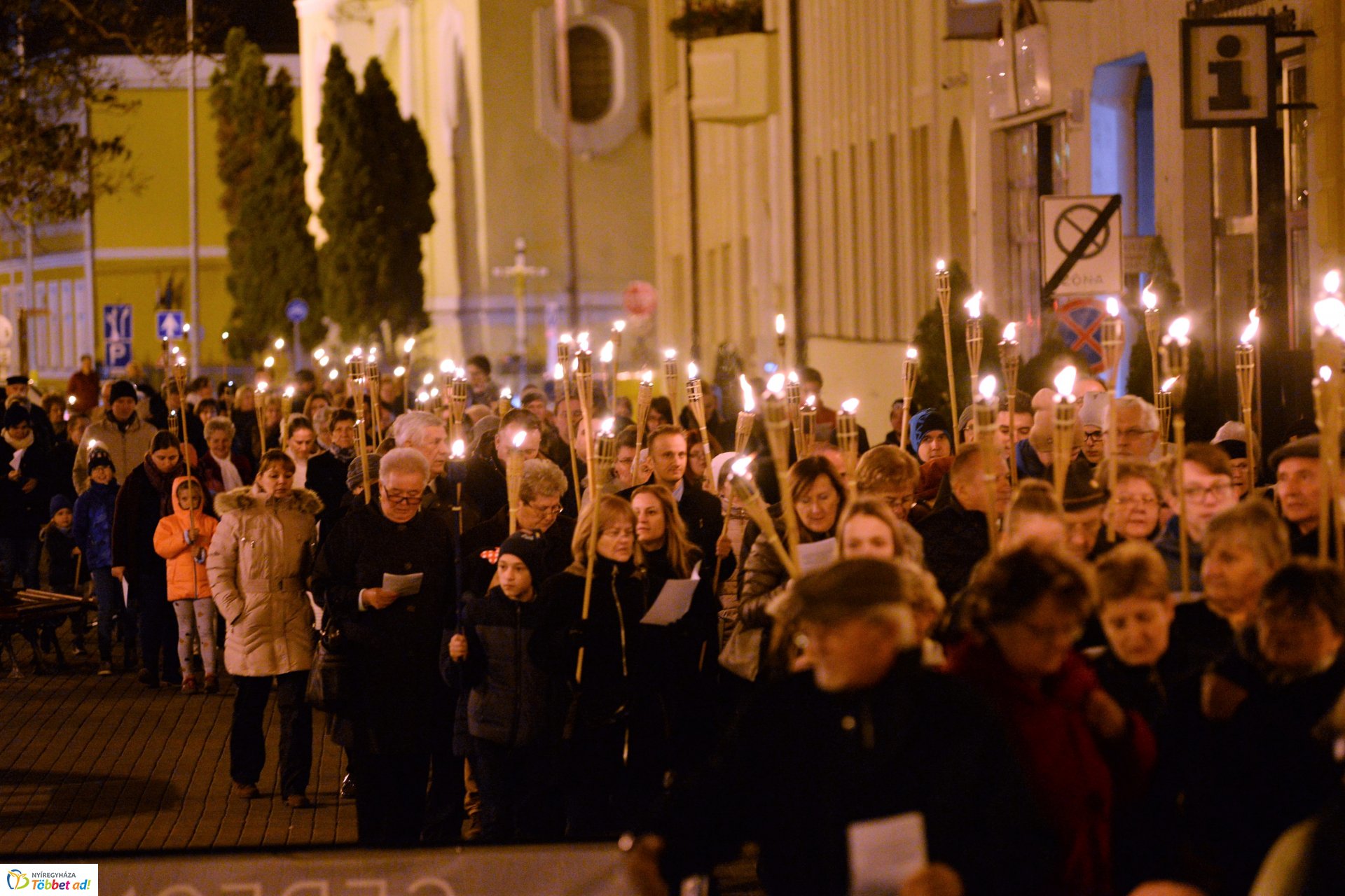 Fáklyás felvonulás Nyíregyháza belvárosában