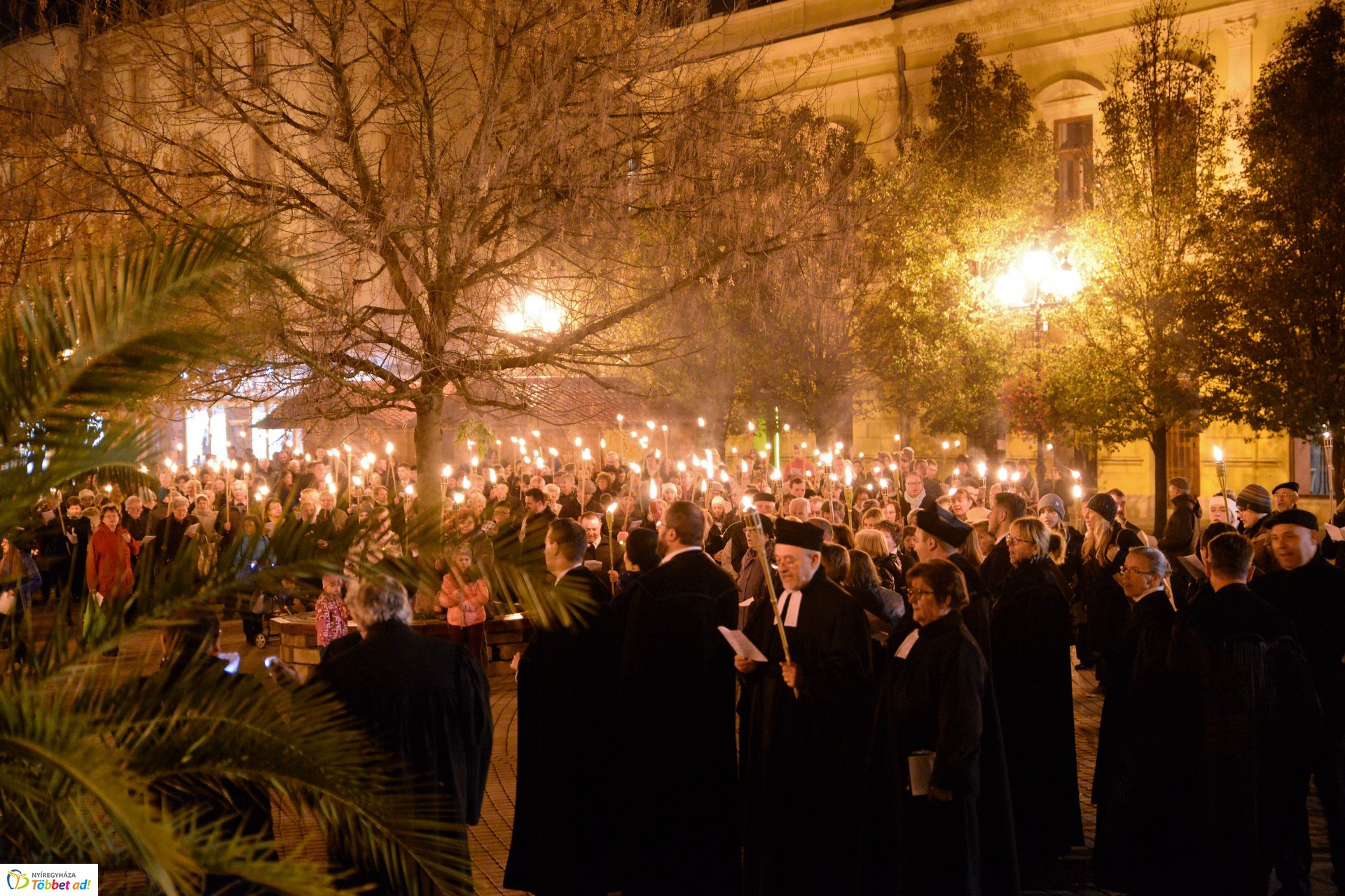 Fáklyás felvonulás Nyíregyháza belvárosában