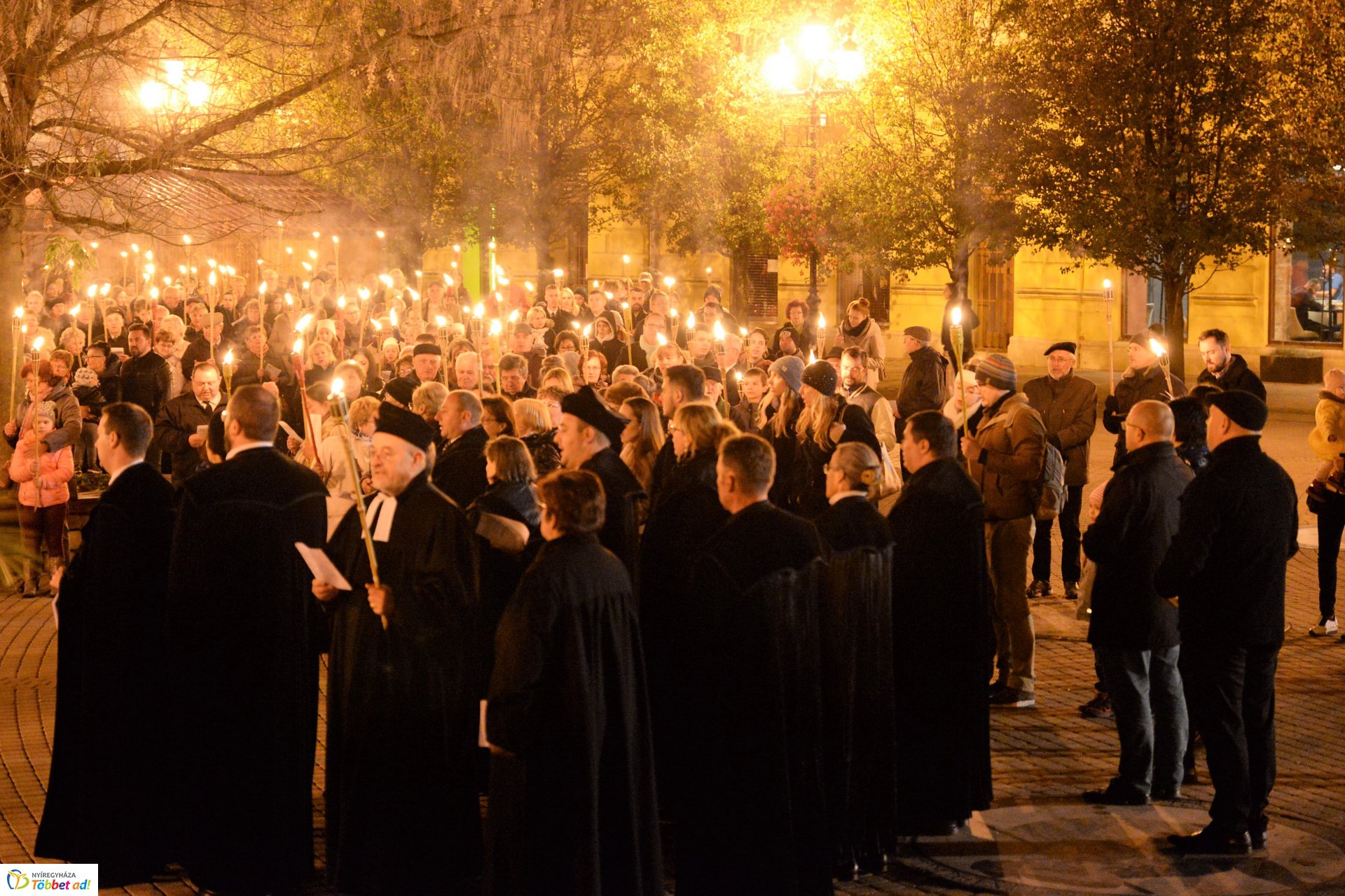 Fáklyás felvonulás Nyíregyháza belvárosában