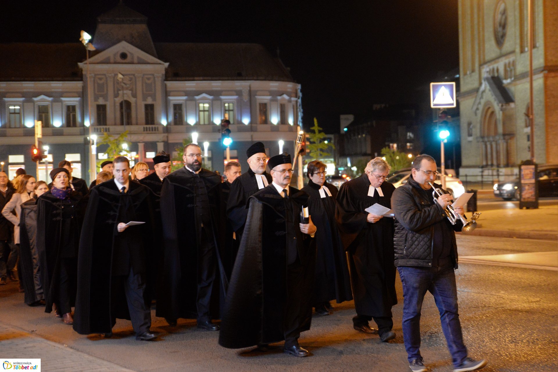 Fáklyás felvonulás Nyíregyháza belvárosában