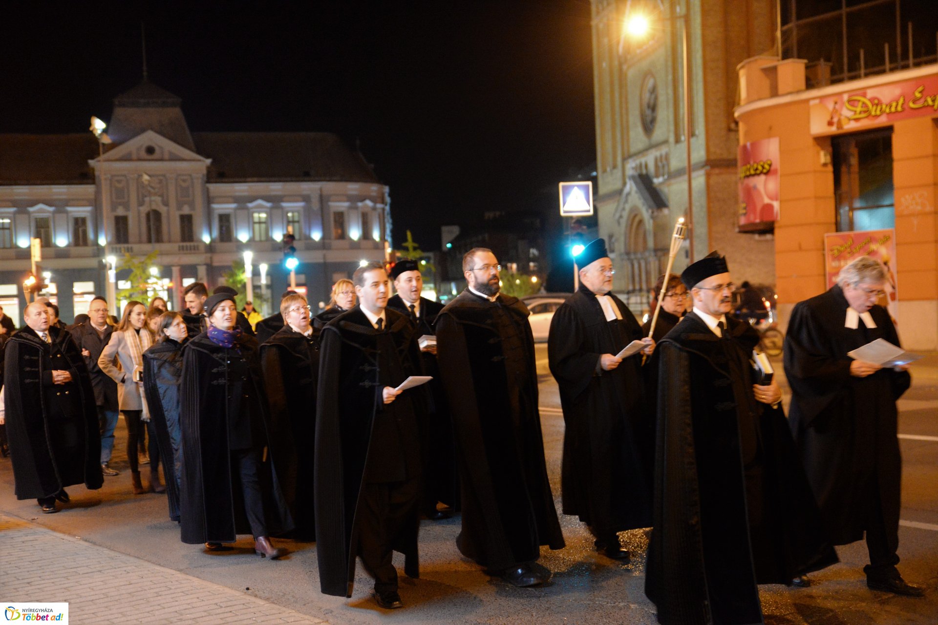 Fáklyás felvonulás Nyíregyháza belvárosában