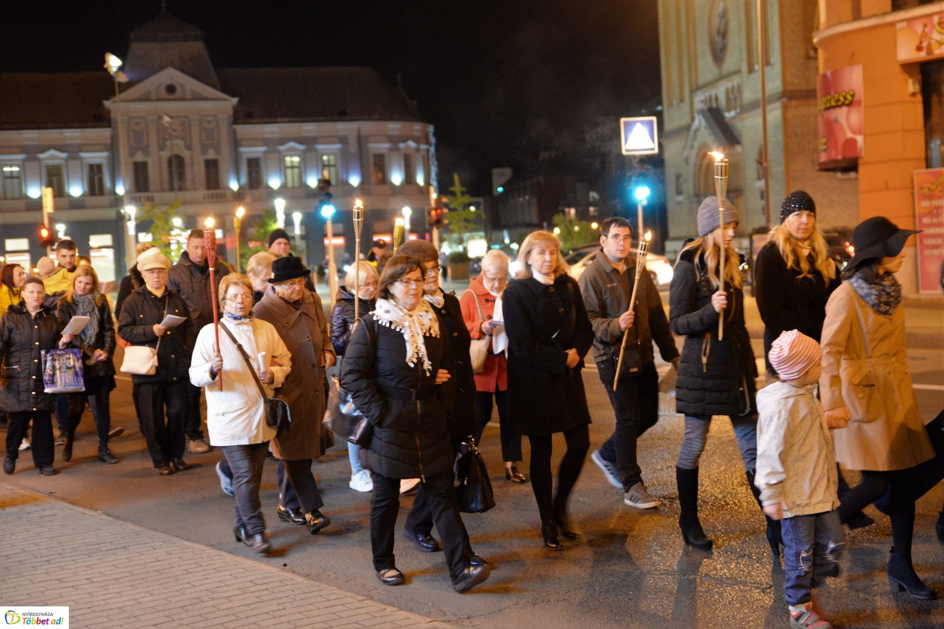 Fáklyás felvonulás Nyíregyháza belvárosában