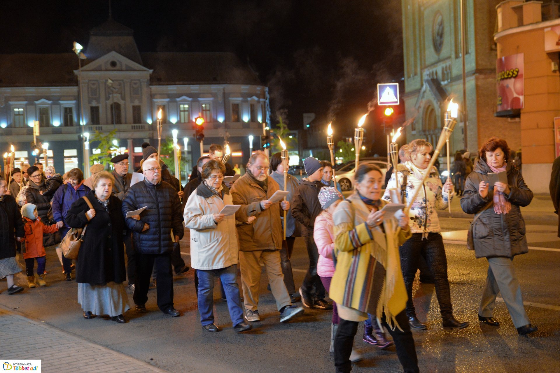 Fáklyás felvonulás Nyíregyháza belvárosában