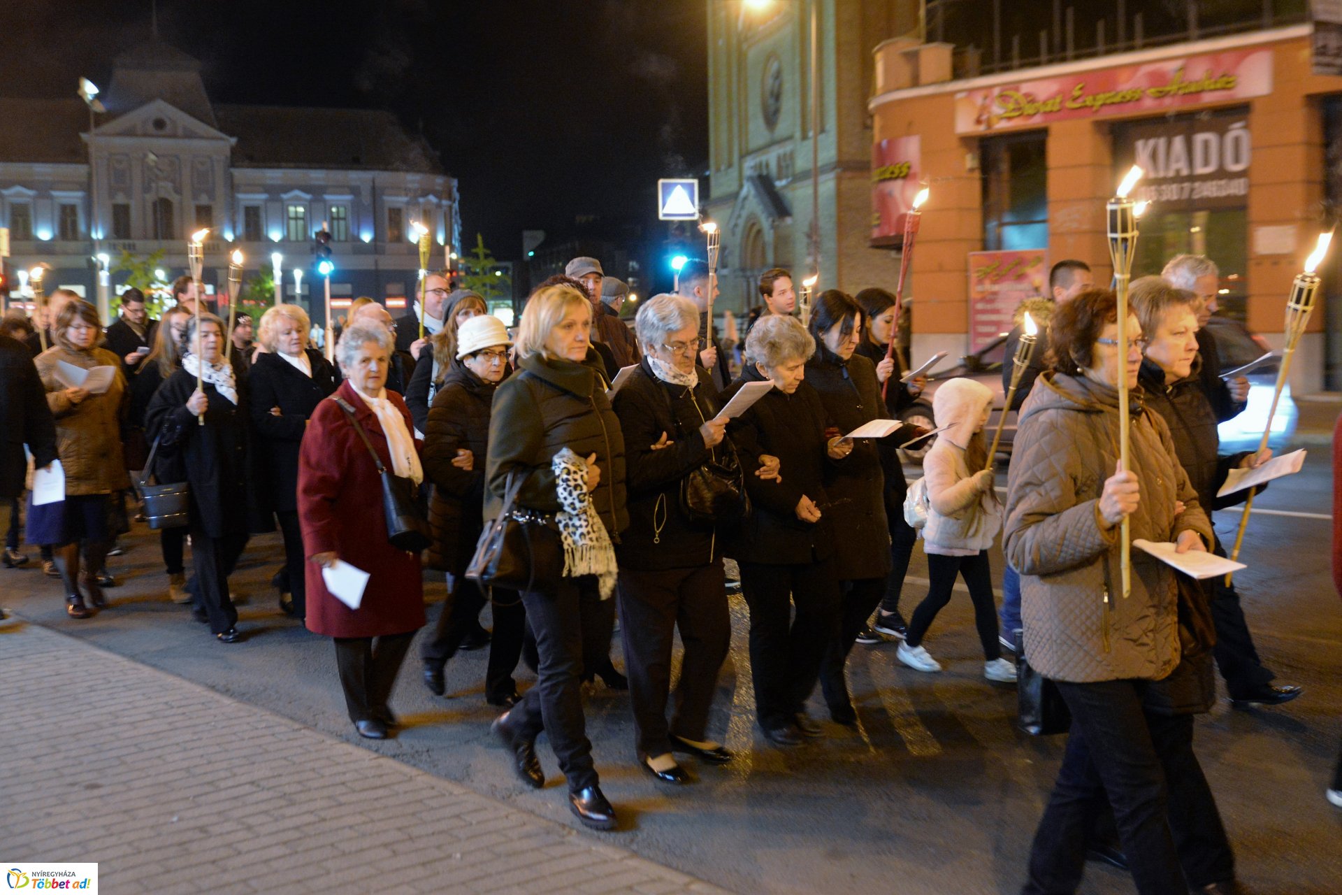 Fáklyás felvonulás Nyíregyháza belvárosában