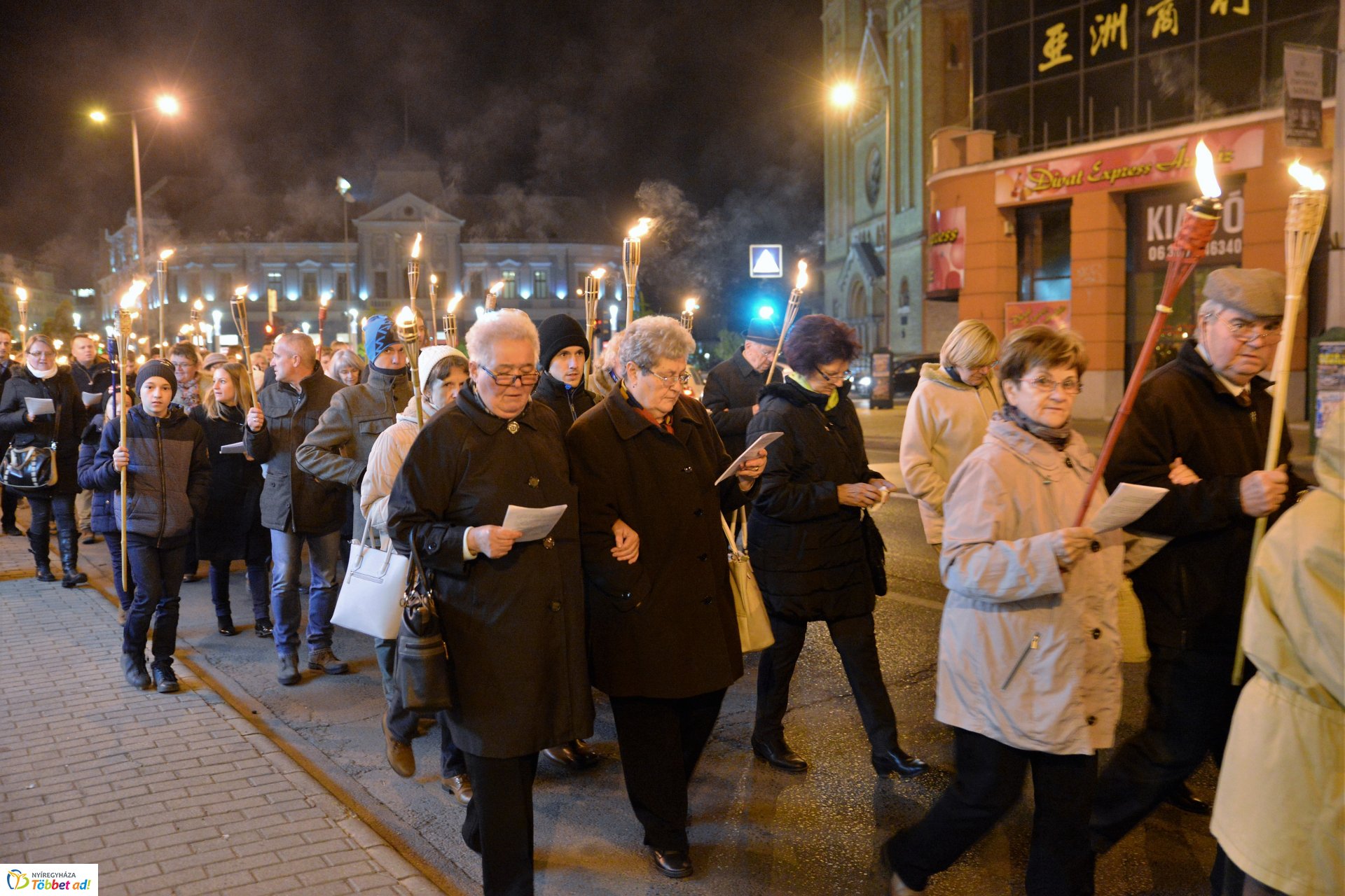 Fáklyás felvonulás Nyíregyháza belvárosában