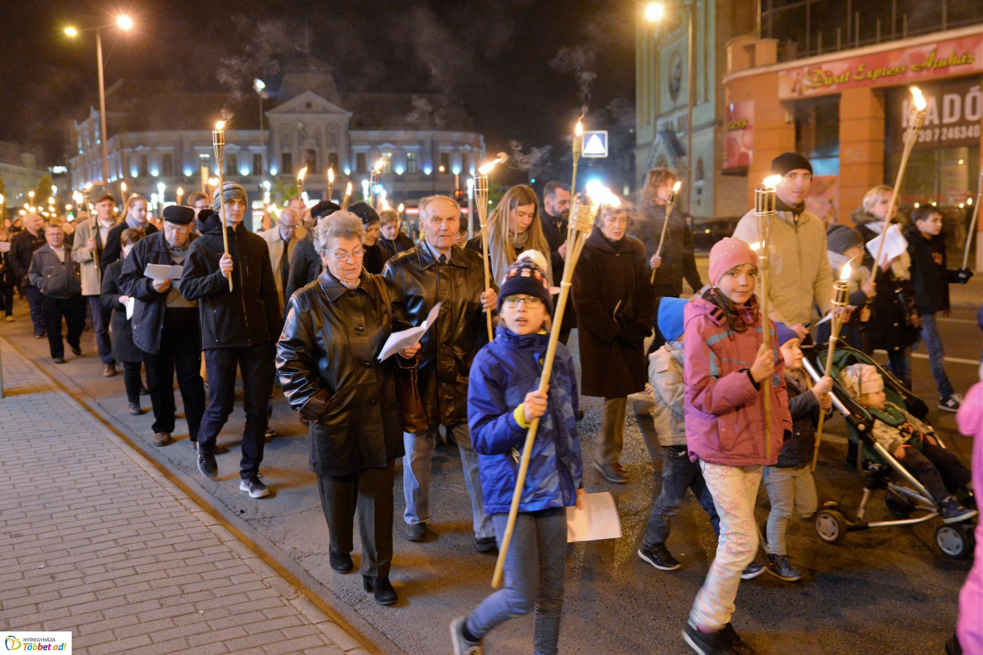 Fáklyás felvonulás Nyíregyháza belvárosában